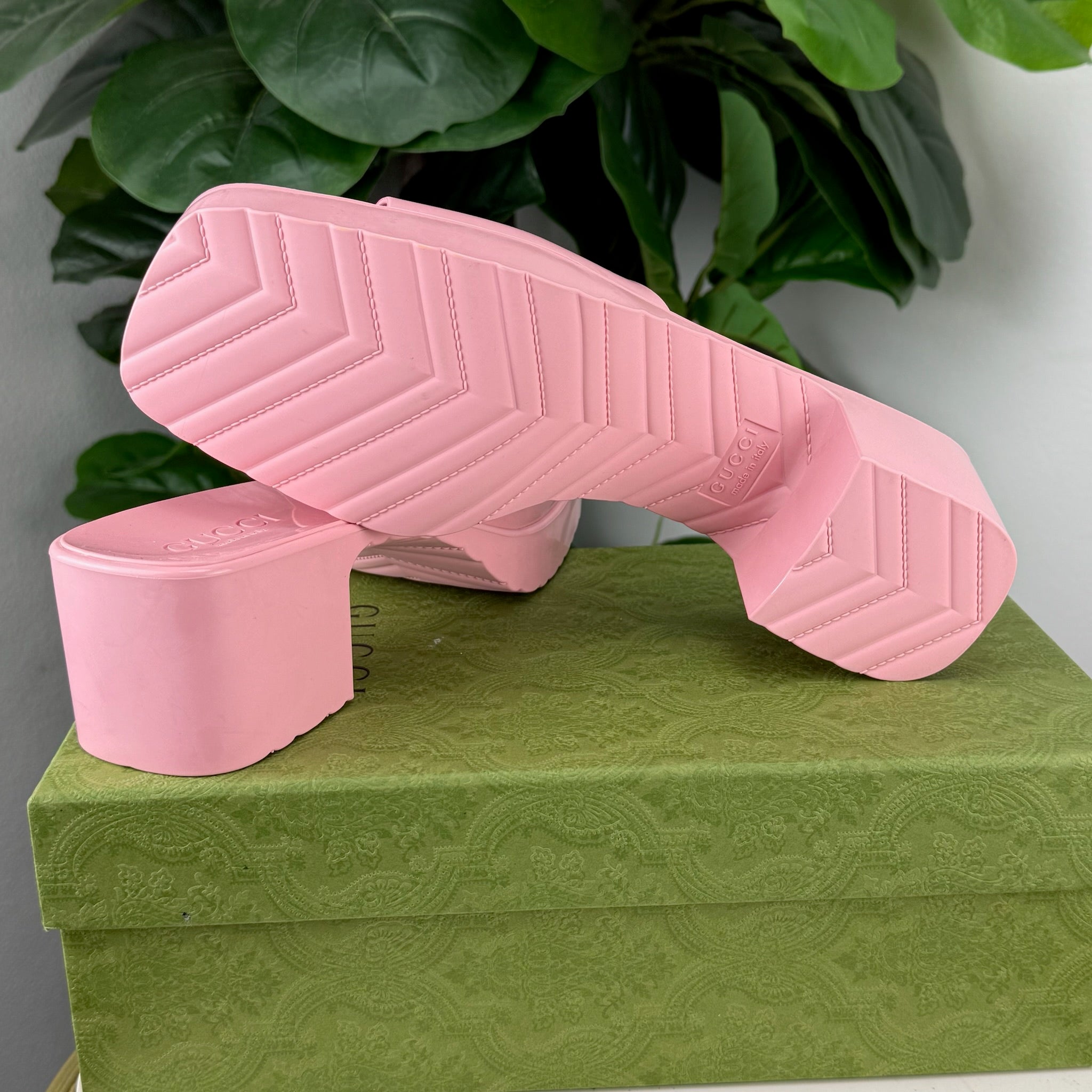 Authentic Gucci Pink Size 41 Brand New Sandals - Certificate of Authenticity included