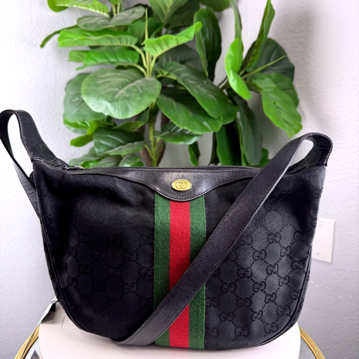 Authentic Gucci Vintage Web Stripe Black GG Canvas Crossbody Shoulder Bag - 01_front.jpg