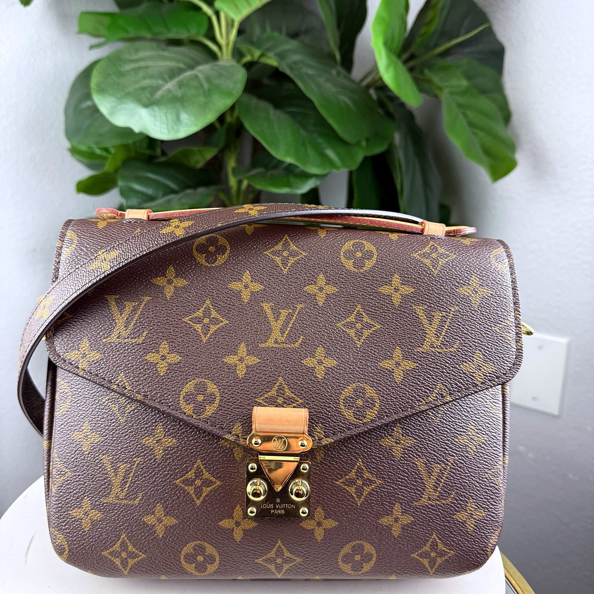 Authentic Louis Vuitton Pochette Metis Monogram Canvas Crossbody Bag - 01_photo.jpg