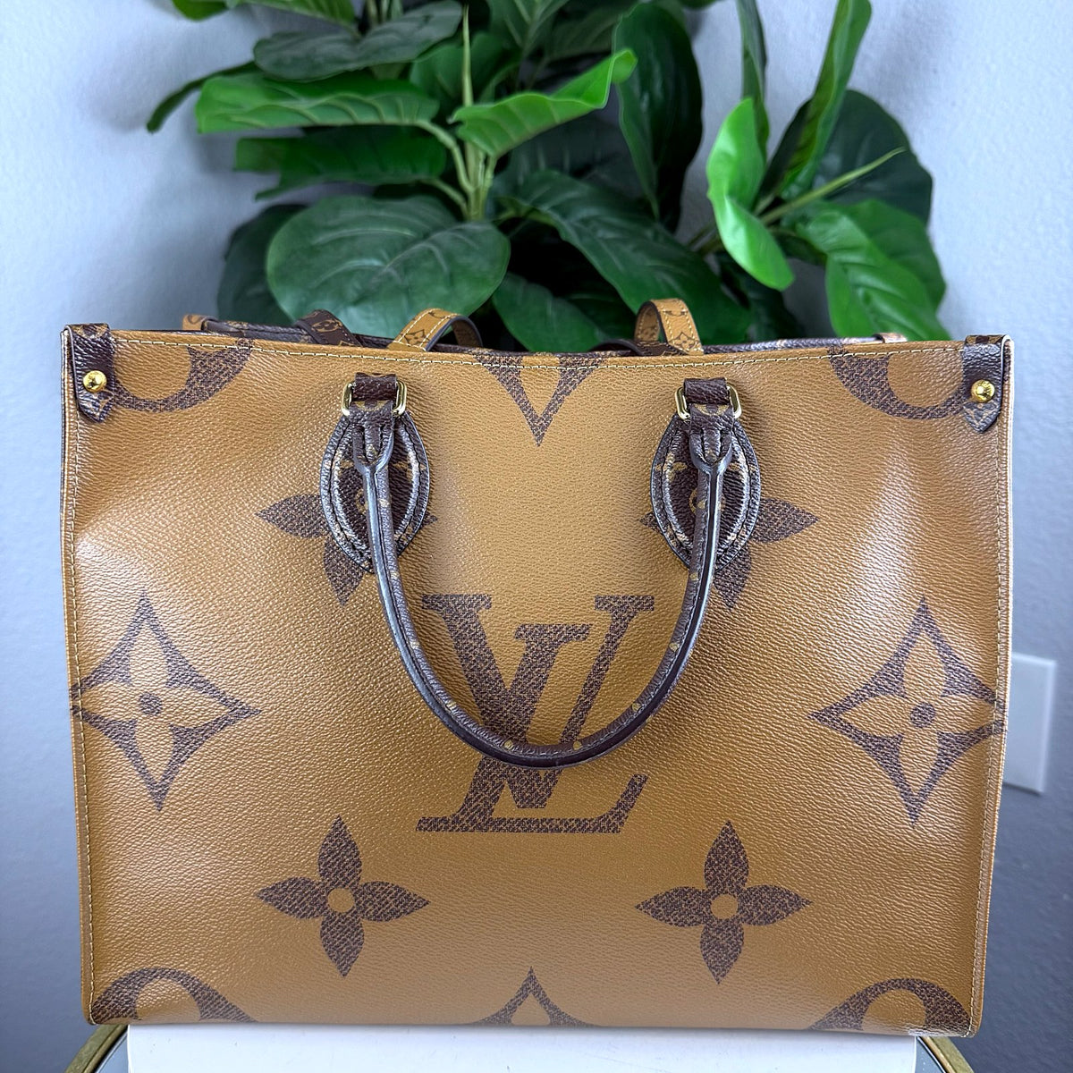 Authentic Louis Vuitton OnTheGo MM Monogram Tote Bag - 02_photo.jpg
