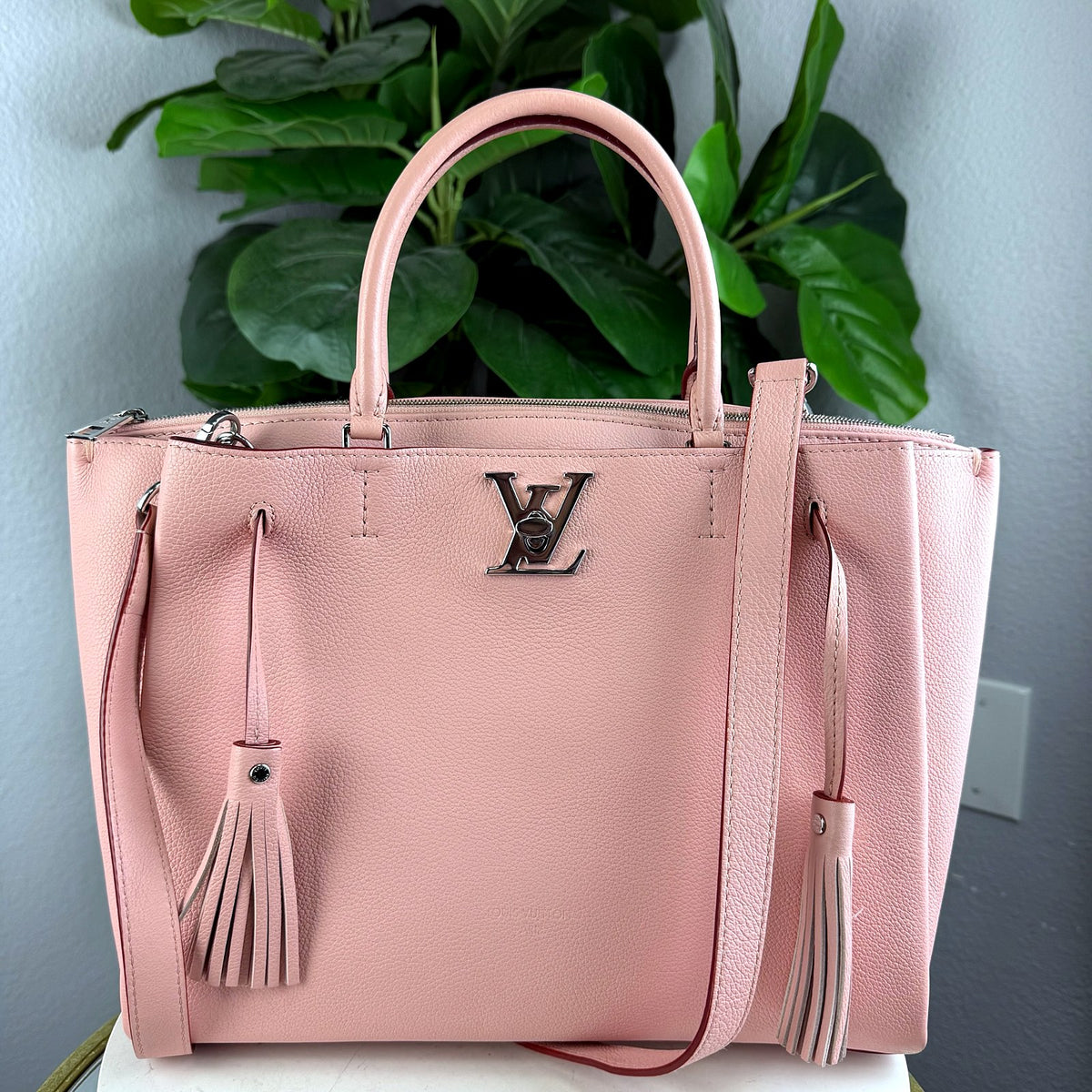 Authentic Louis Vuitton Lockme Tote MM Magnolia Pink Leather Handbag - 01_photo.jpg