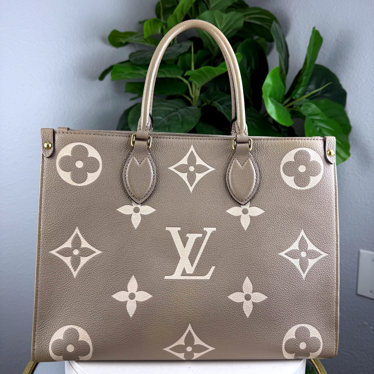 Authentic Louis Vuitton OnTheGo GM Monogram Empreinte Dune Tote Bag - 01_front.jpg