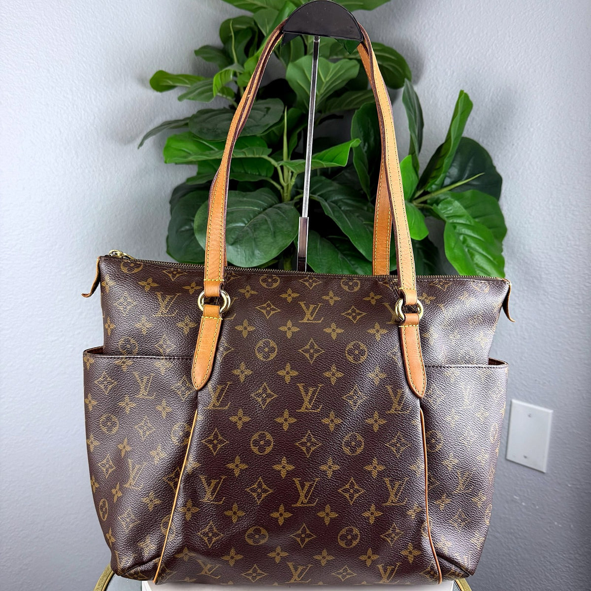 Authentic Louis Vuitton Totally MM Monogram Canvas Tote Bag - 01_photo.jpg