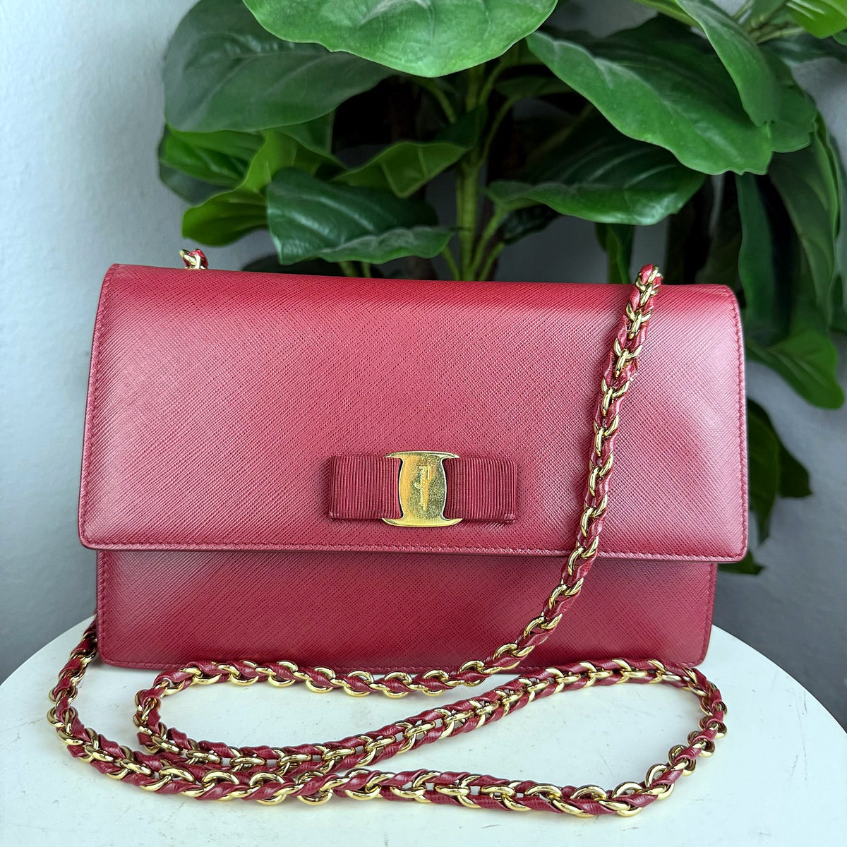 Authentic Salvatore Ferragamo Vara Bow Flap Shoulder Bag Red Saffiano Leather - 01_photo.jpg