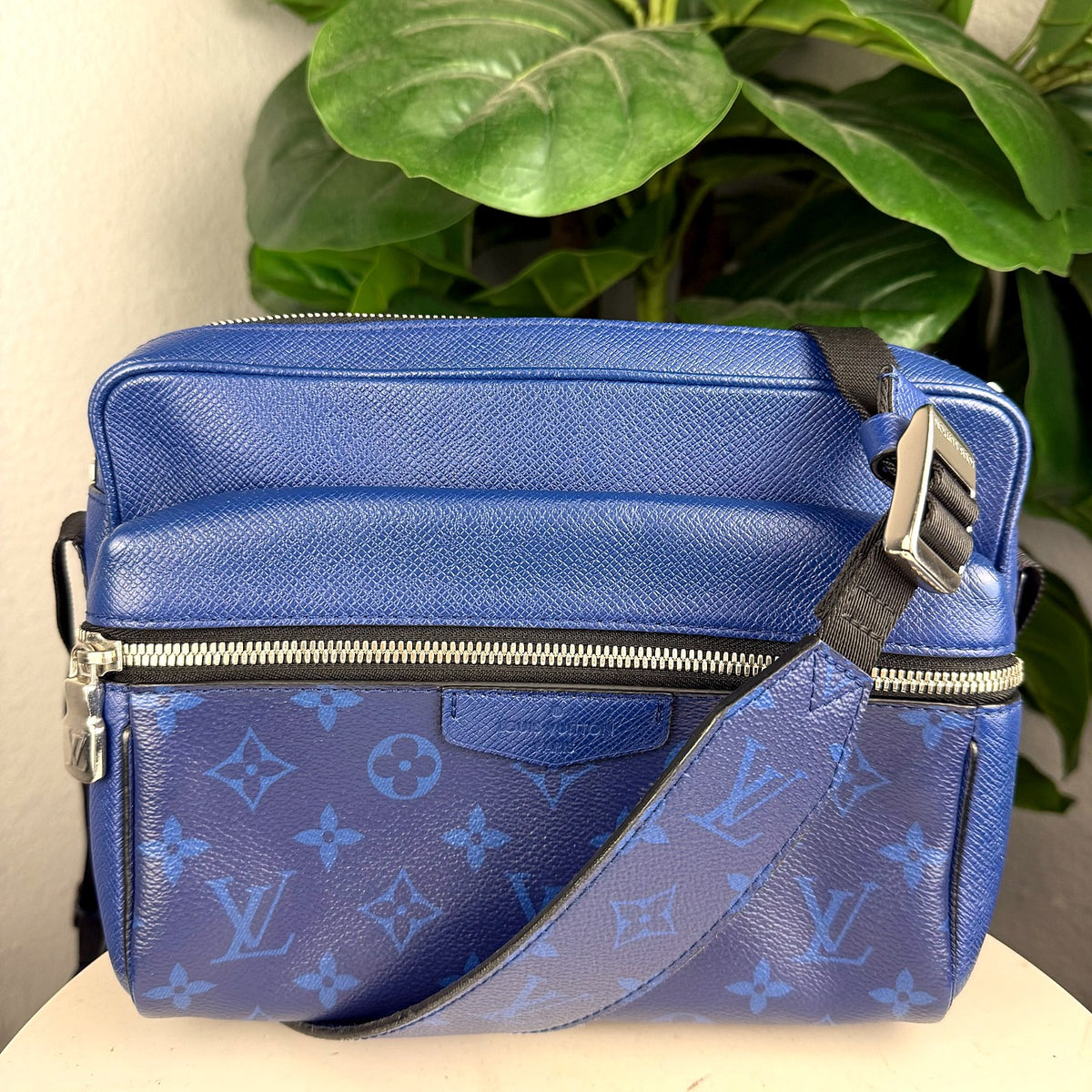Authentic Louis Vuitton Taigarama Messenger Bag Blue - 01_photo.jpg