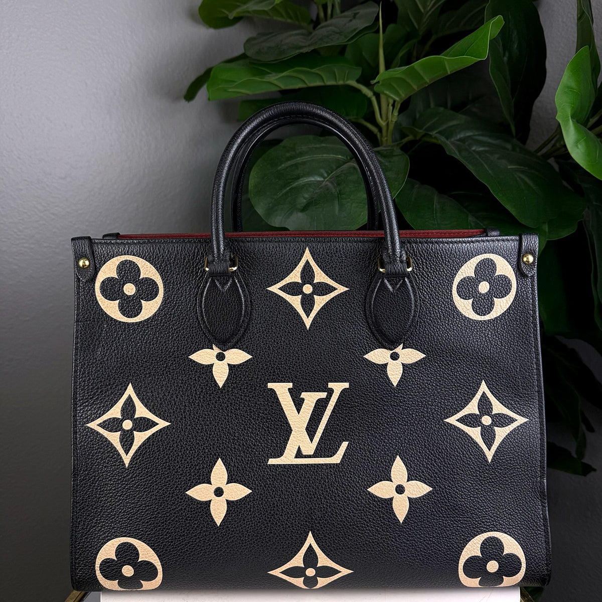 Authentic Louis Vuitton OnTheGo MM Black Monogram Giant Tote - 01_photo.jpg