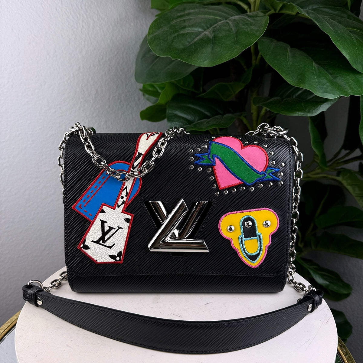 Authentic Louis Vuitton Twist MM Epi Leather Black Chain Shoulder Bag - 01_photo.jpg