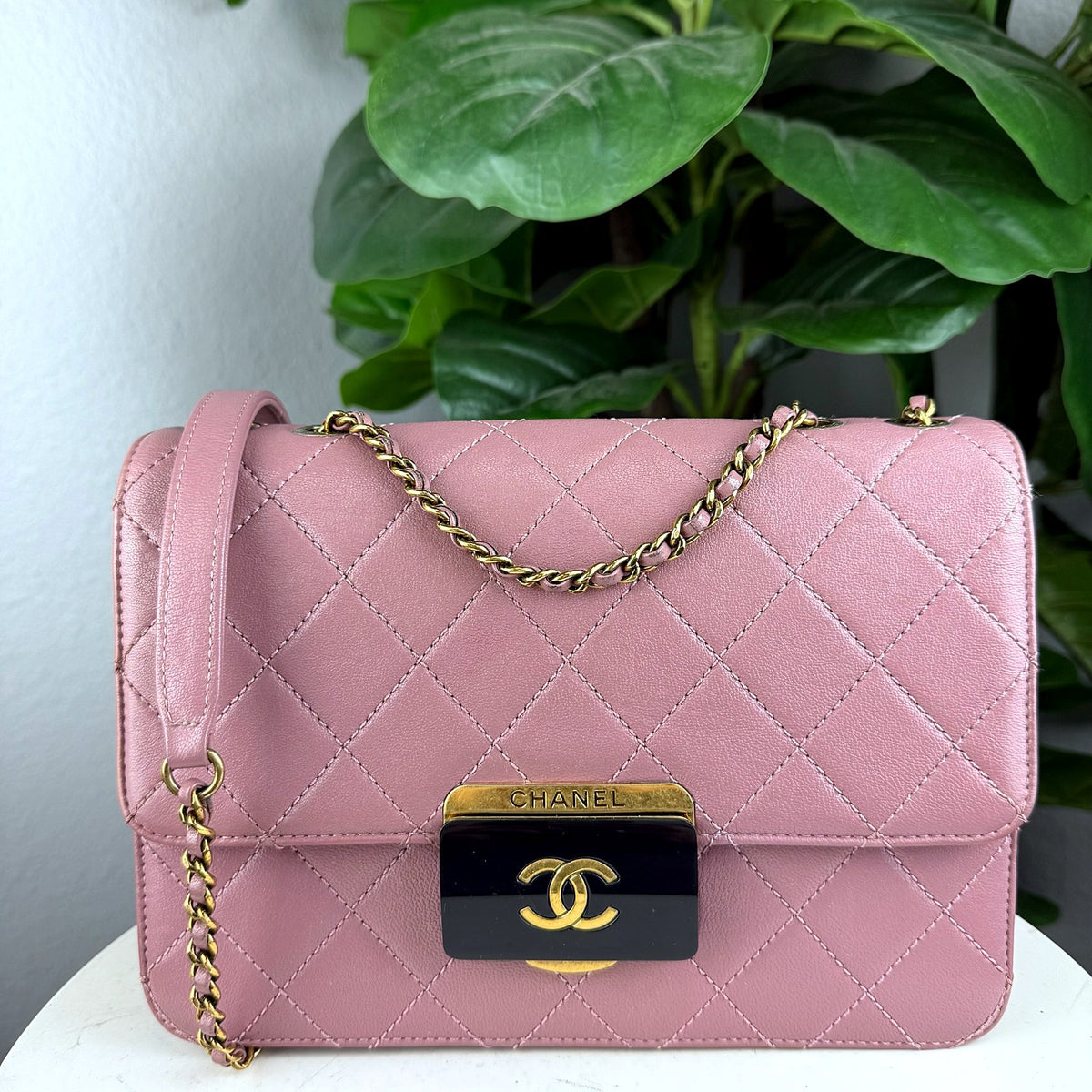 Authentic Chanel Golden Class Flap Bag Pink Quilted Leather Medium - 01_photo.jpg
