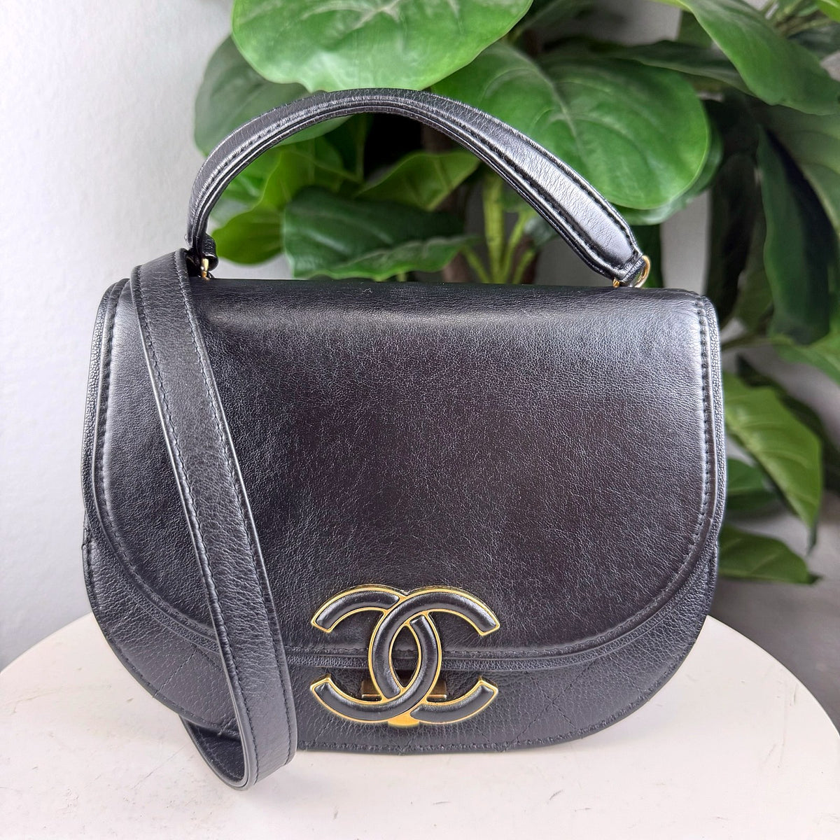 Authentic Chanel Curved Flap Bag Black Calfskin Gold CC - 01_photo.jpg