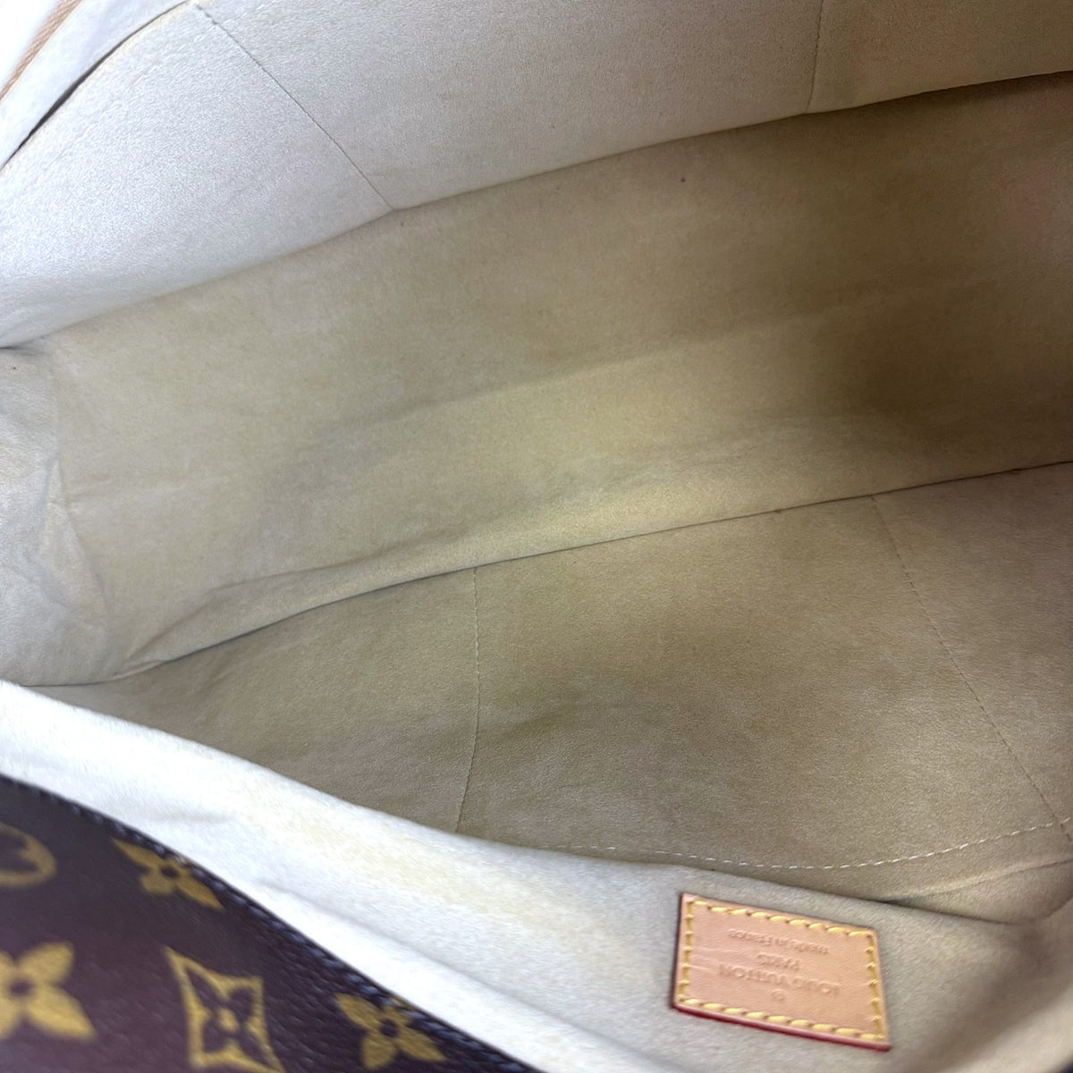 Authentic Louis Vuitton Artsy MM Monogram Canvas Hobo Bag - 04_inside.jpg