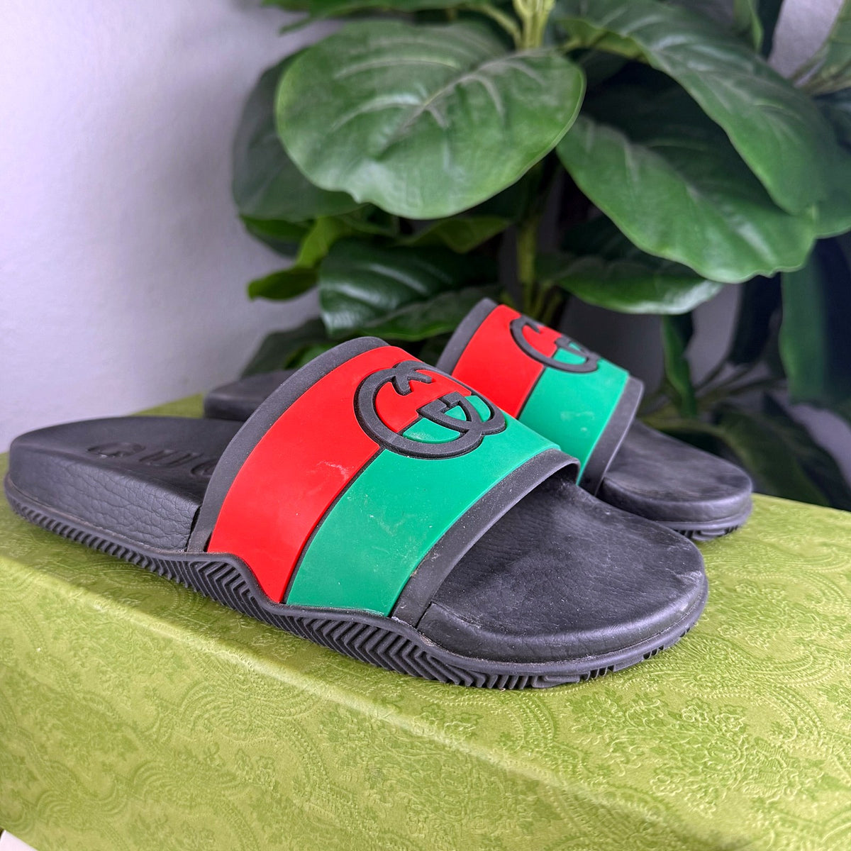 Authentic Gucci Interlocking GG Rubber Slide Sandals Red Green Stripe - 03_corners.jpg