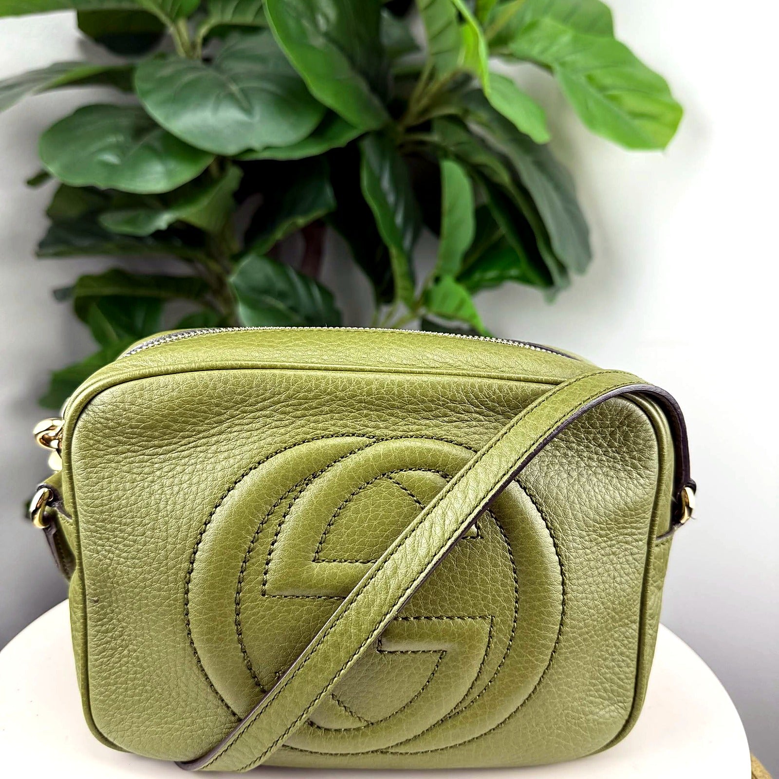 Gucci Soho disco crossbody olive green front