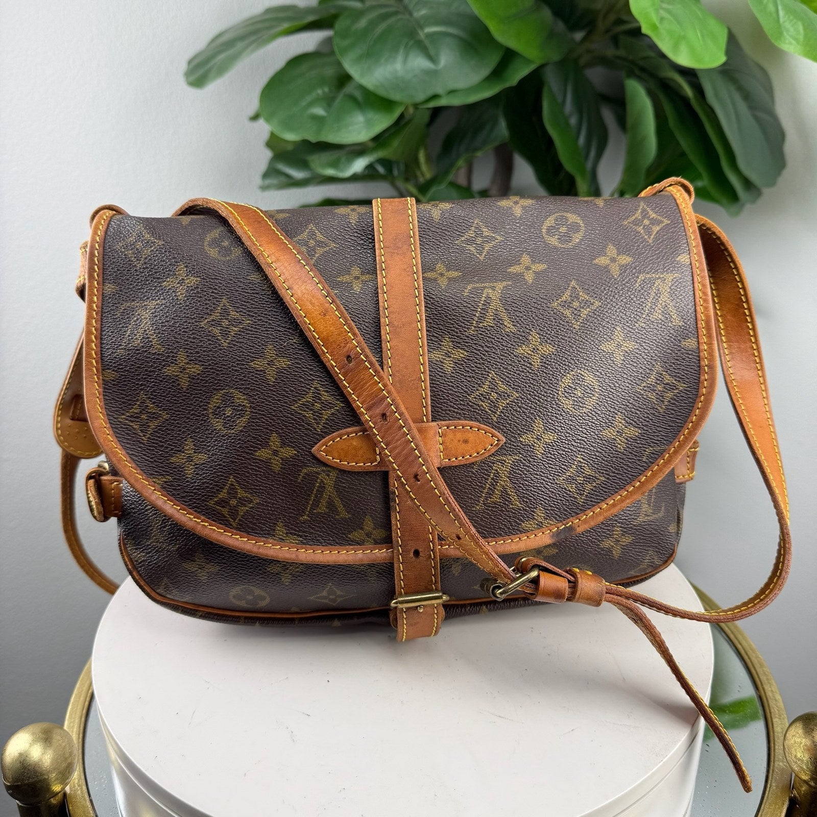 Louis Vuitton Saumur crossbody - front