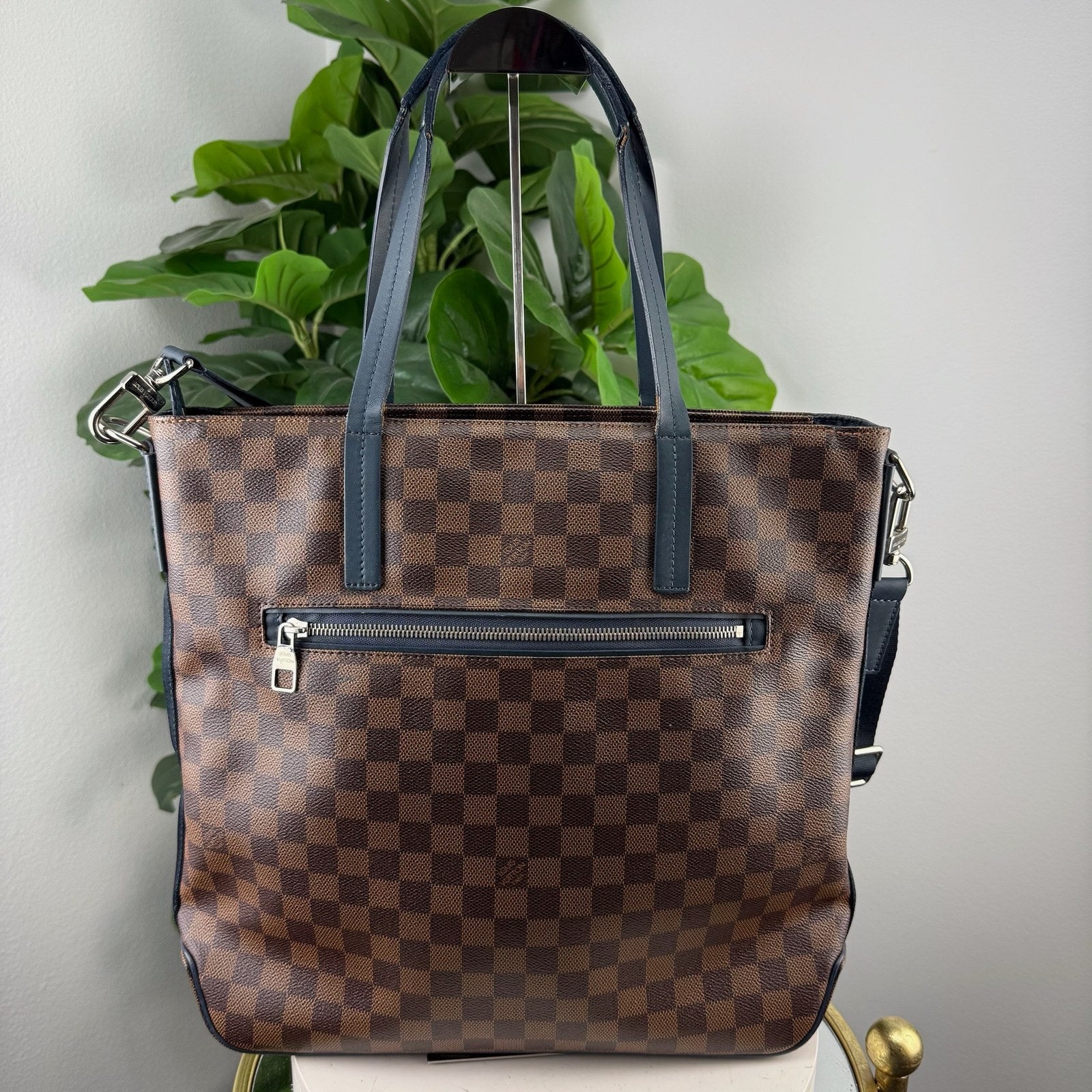 Back view with zip pocket