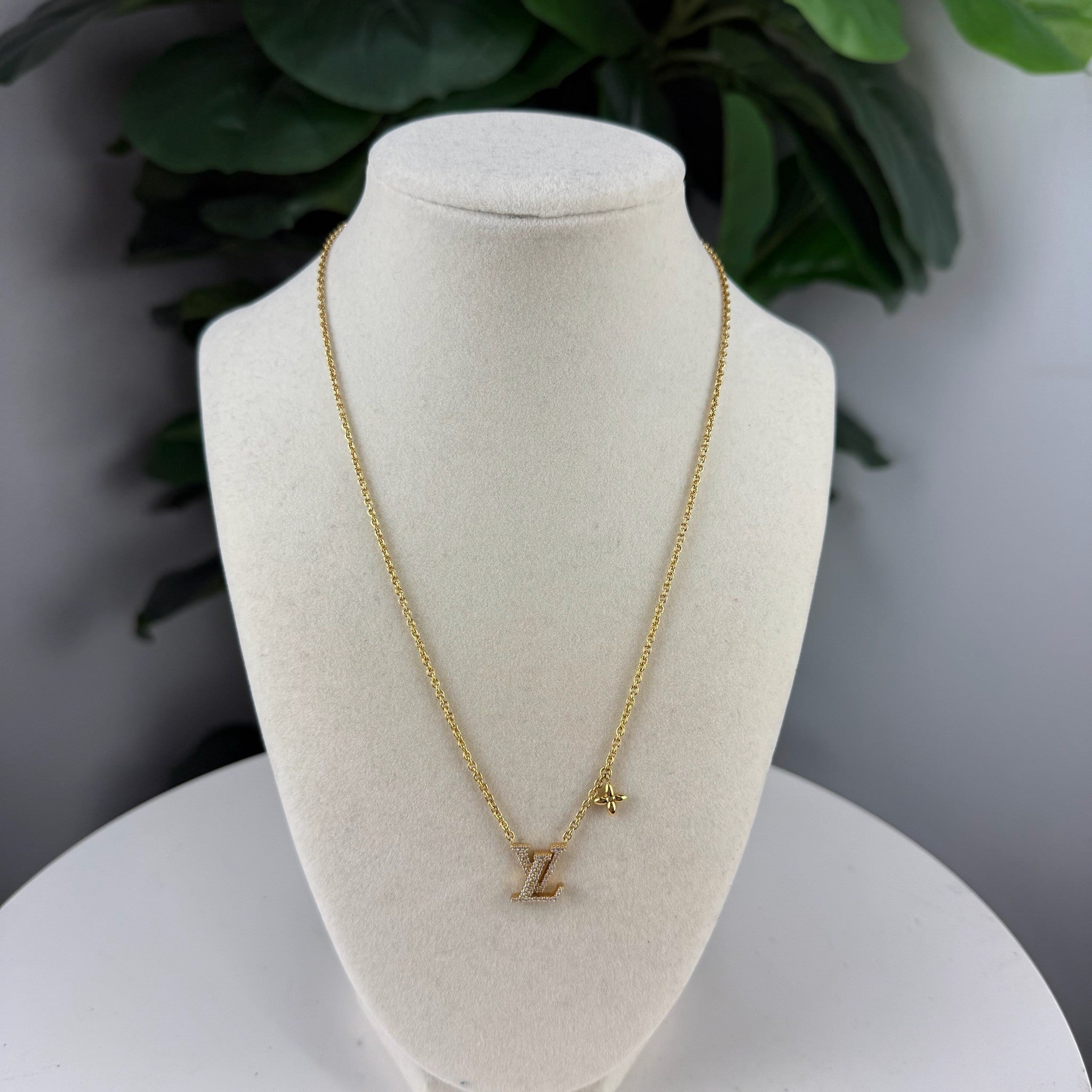 Louis Vuitton pendant necklace - view 3