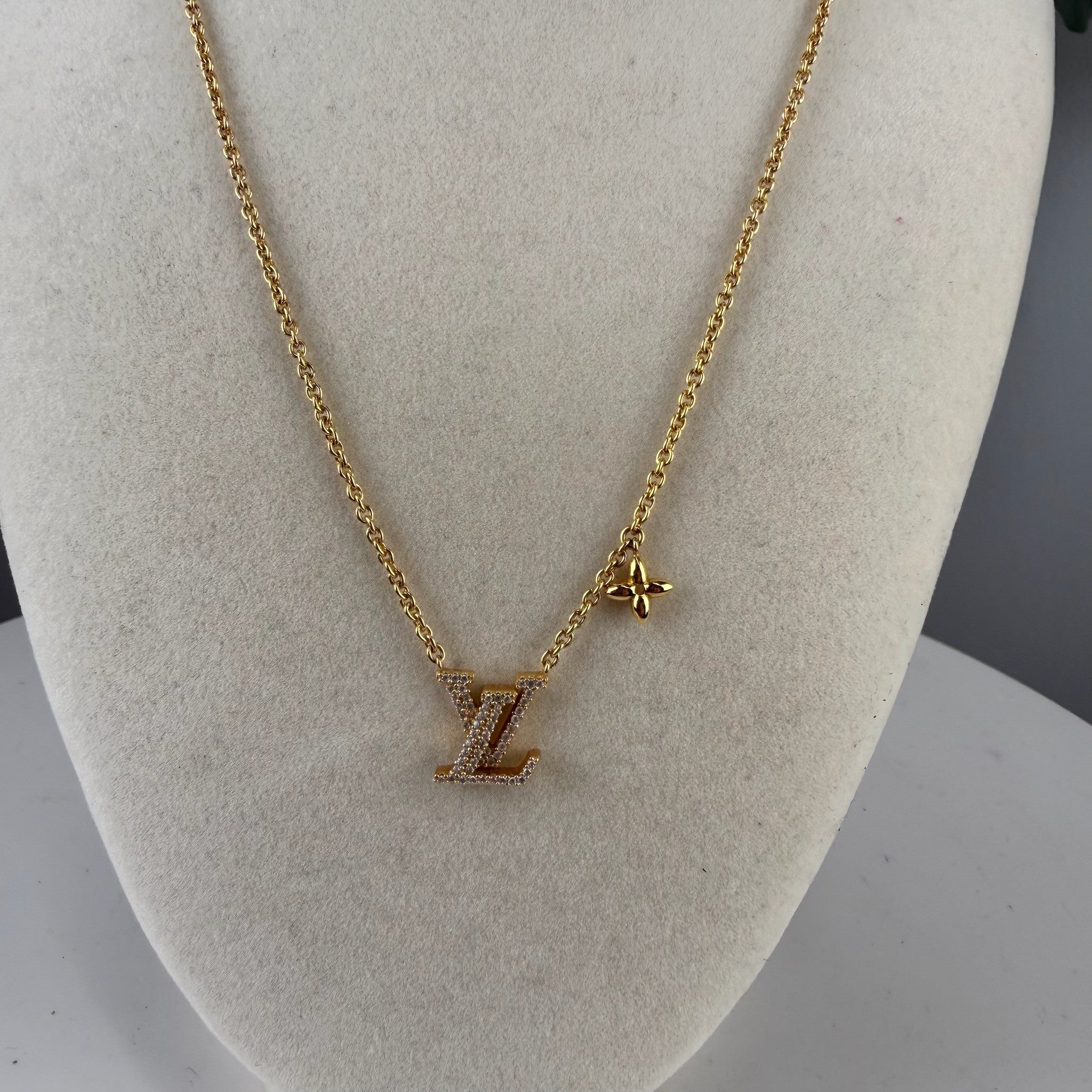 Louis Vuitton pendant necklace - view 4