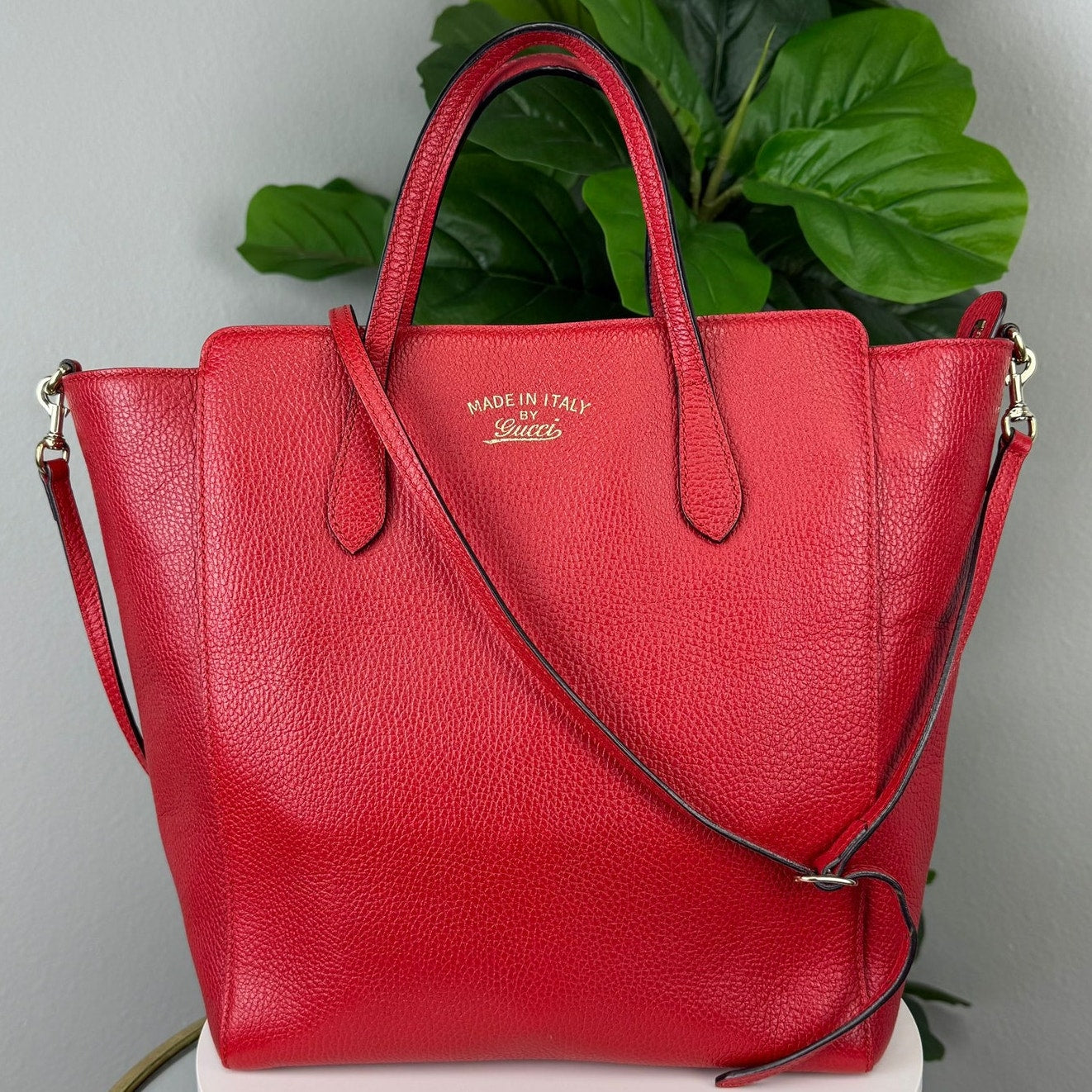 💎Authentic Gucci  Leather Swing Tote Bag Red