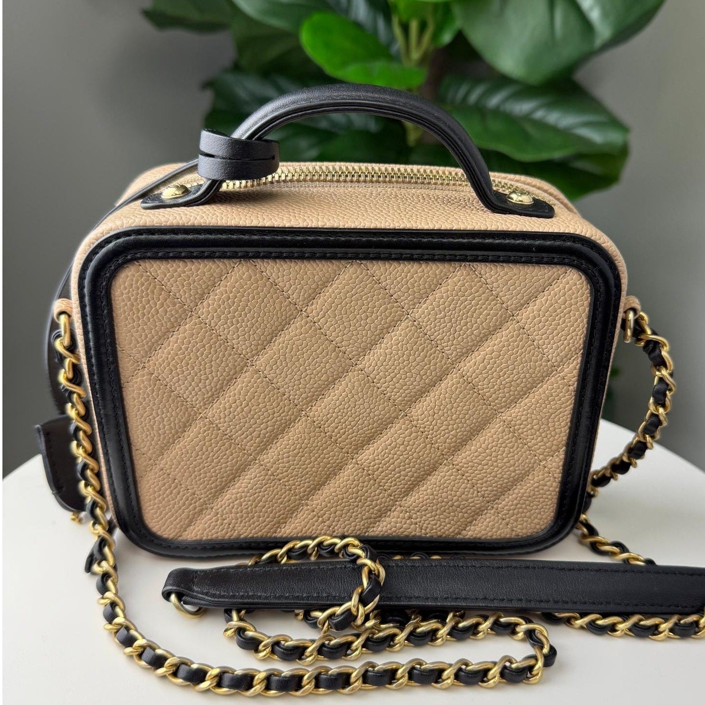 💎Authentic Chanel Filigree Vanity Case Hand Bag