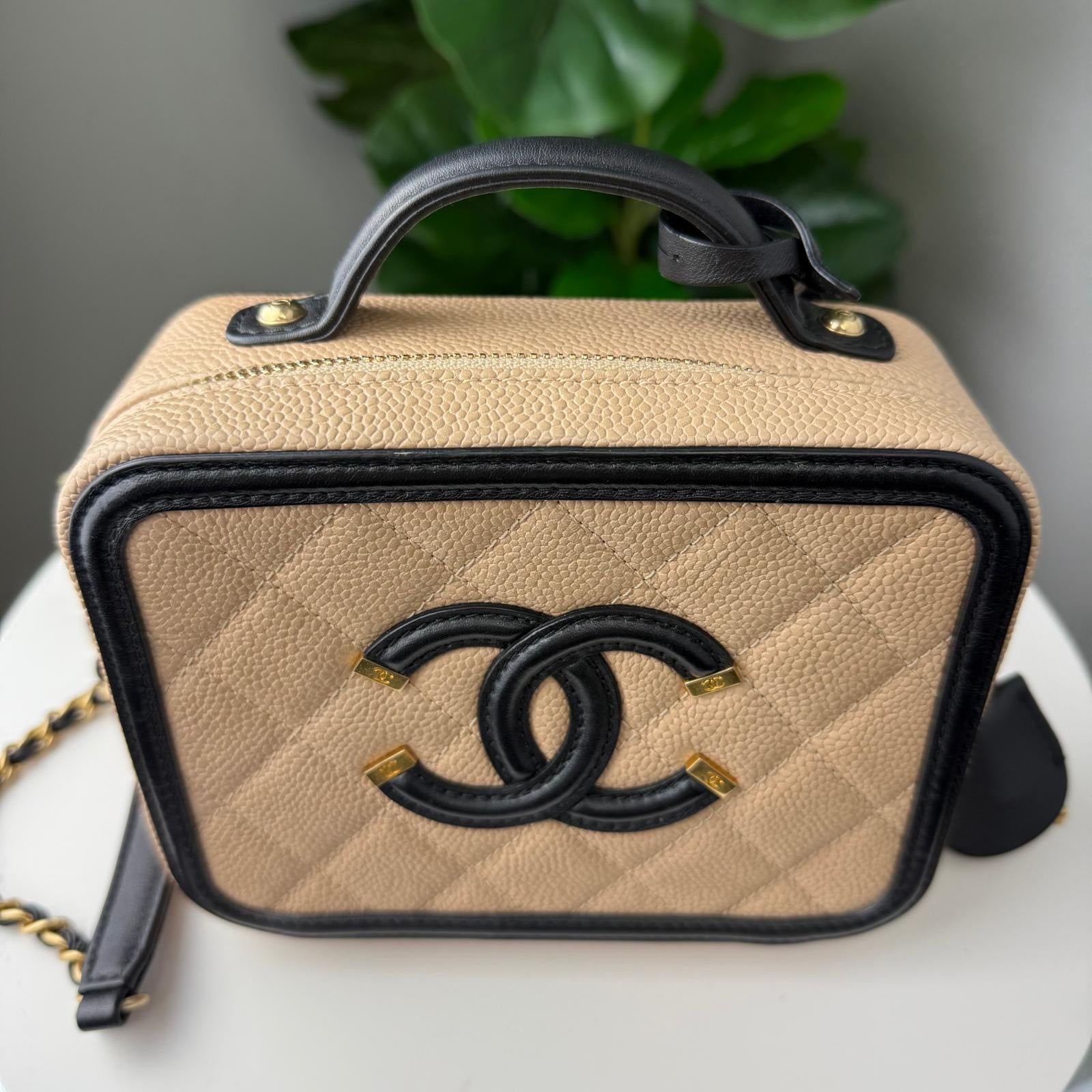 💎Authentic Chanel Filigree Vanity Case Hand Bag