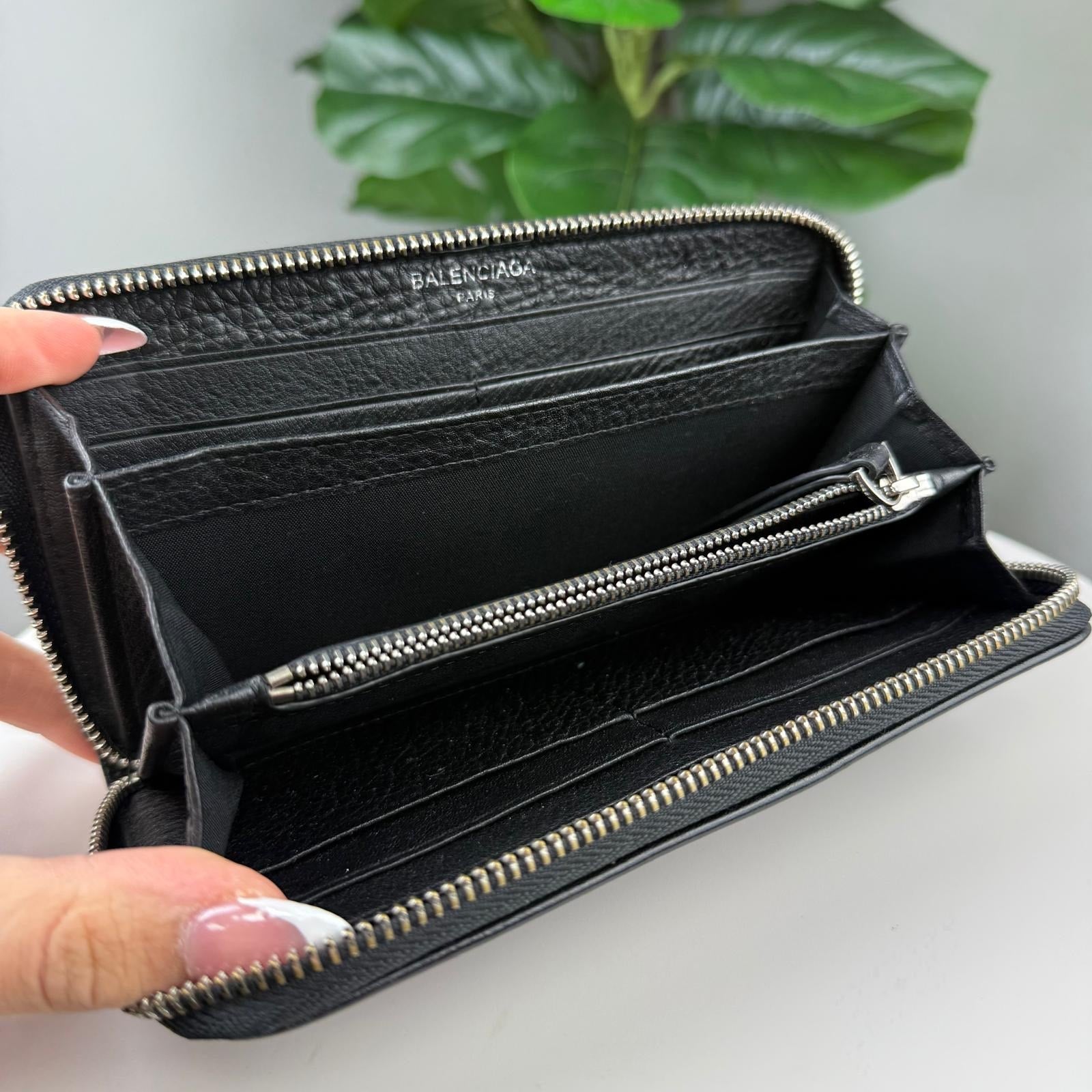 💎✨Authentic Balenciaga Logo Leather Continental Wallet
