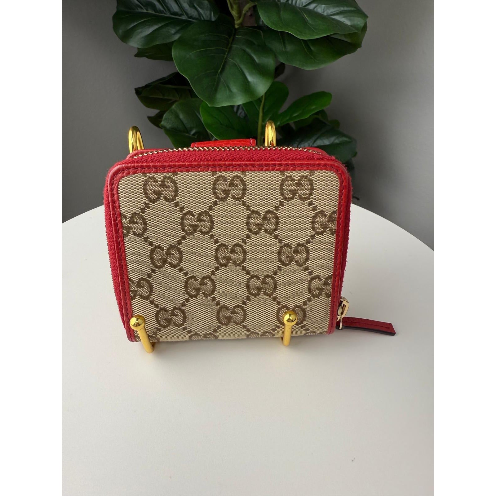 💎Authentic Gucci Bi-Fold Wallet Red