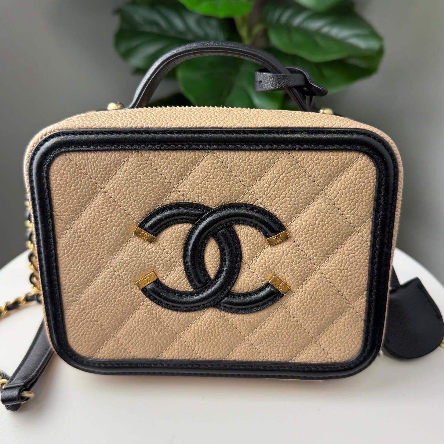 💎Authentic Chanel Filigree Vanity Case Hand Bag