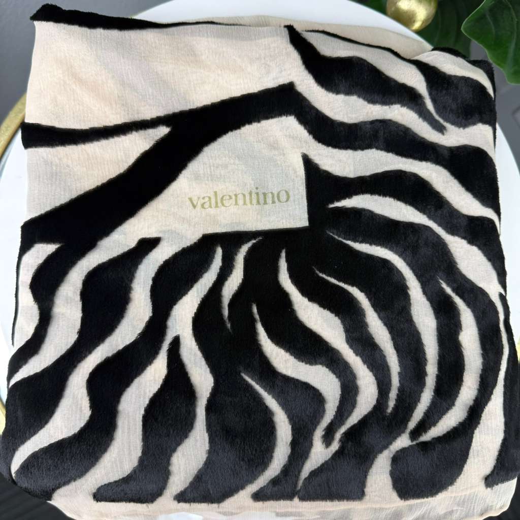 💎✨Authentic Valentino Garavani Silk Zebra Black & White Print Scarf