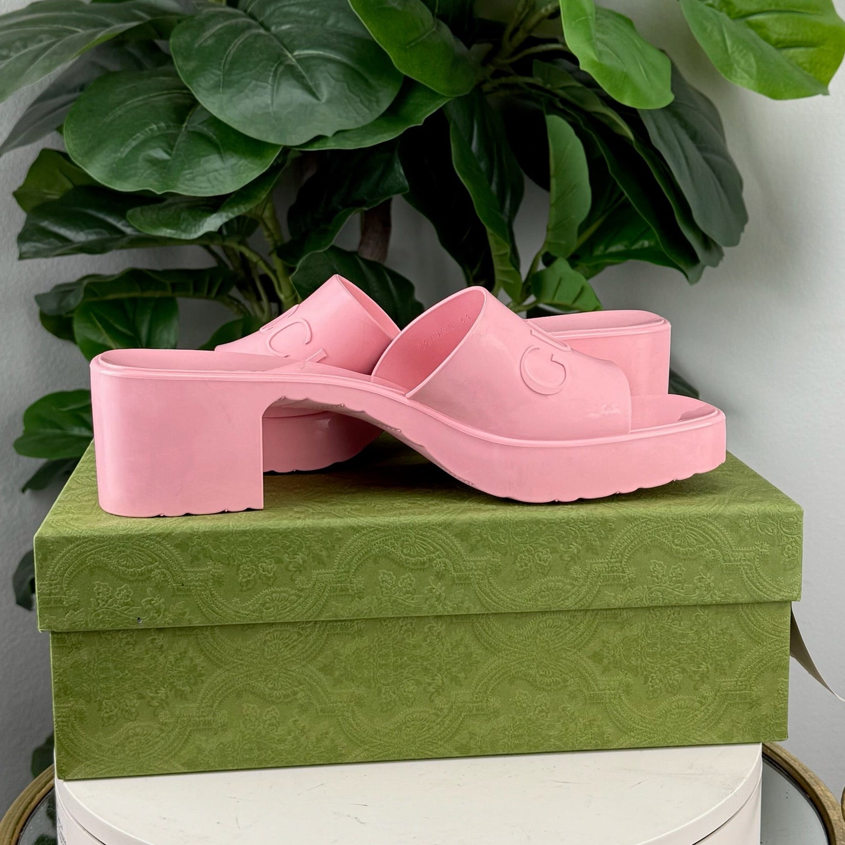 Authentic Gucci Pink Size 41 Brand New Sandals - Certificate of Authenticity included