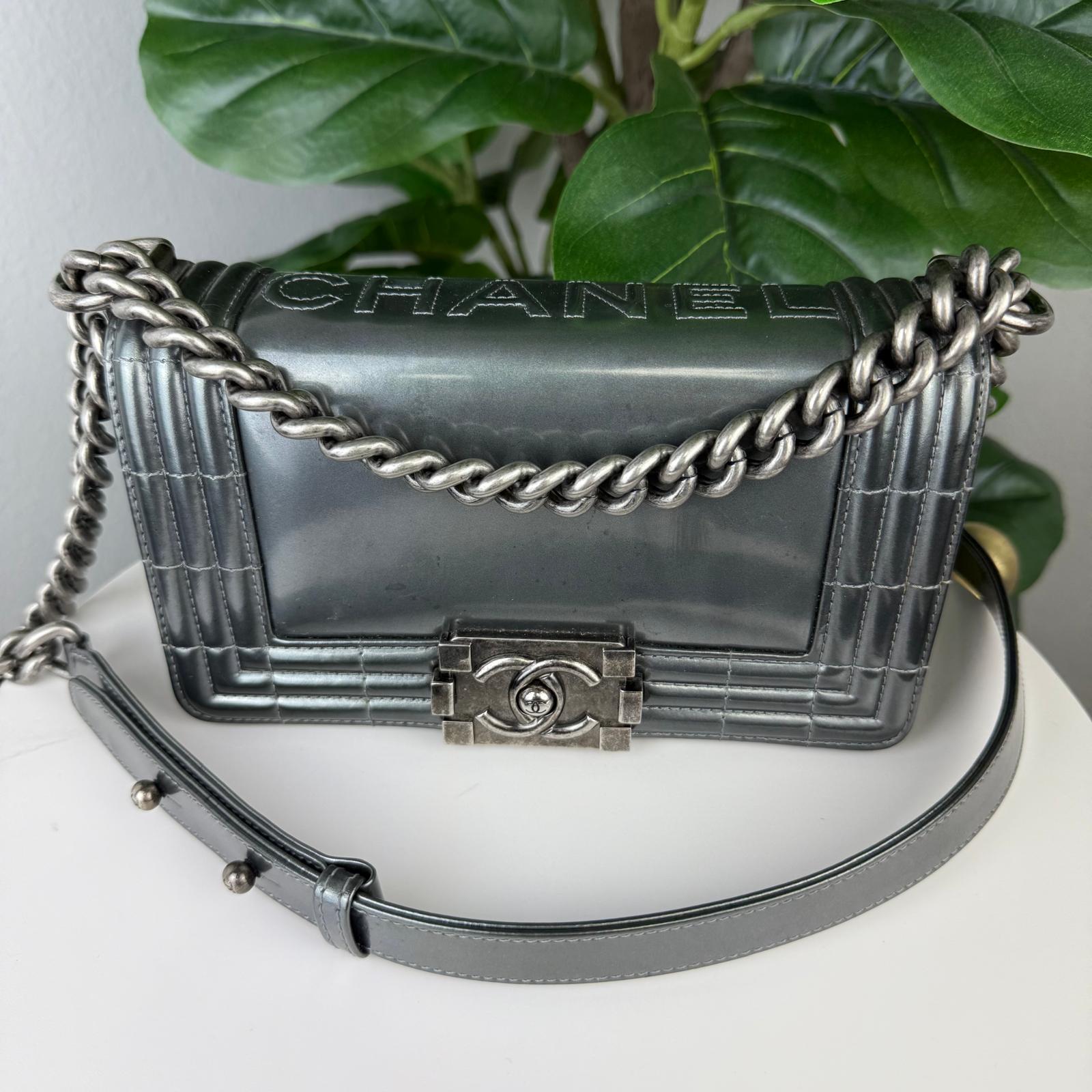ボーイCHANEL ブラック ケース ノベルティ シルバー Authentic Pre-Owned Chanel Patent Leather Boy Bag Black Silver Gunmeta