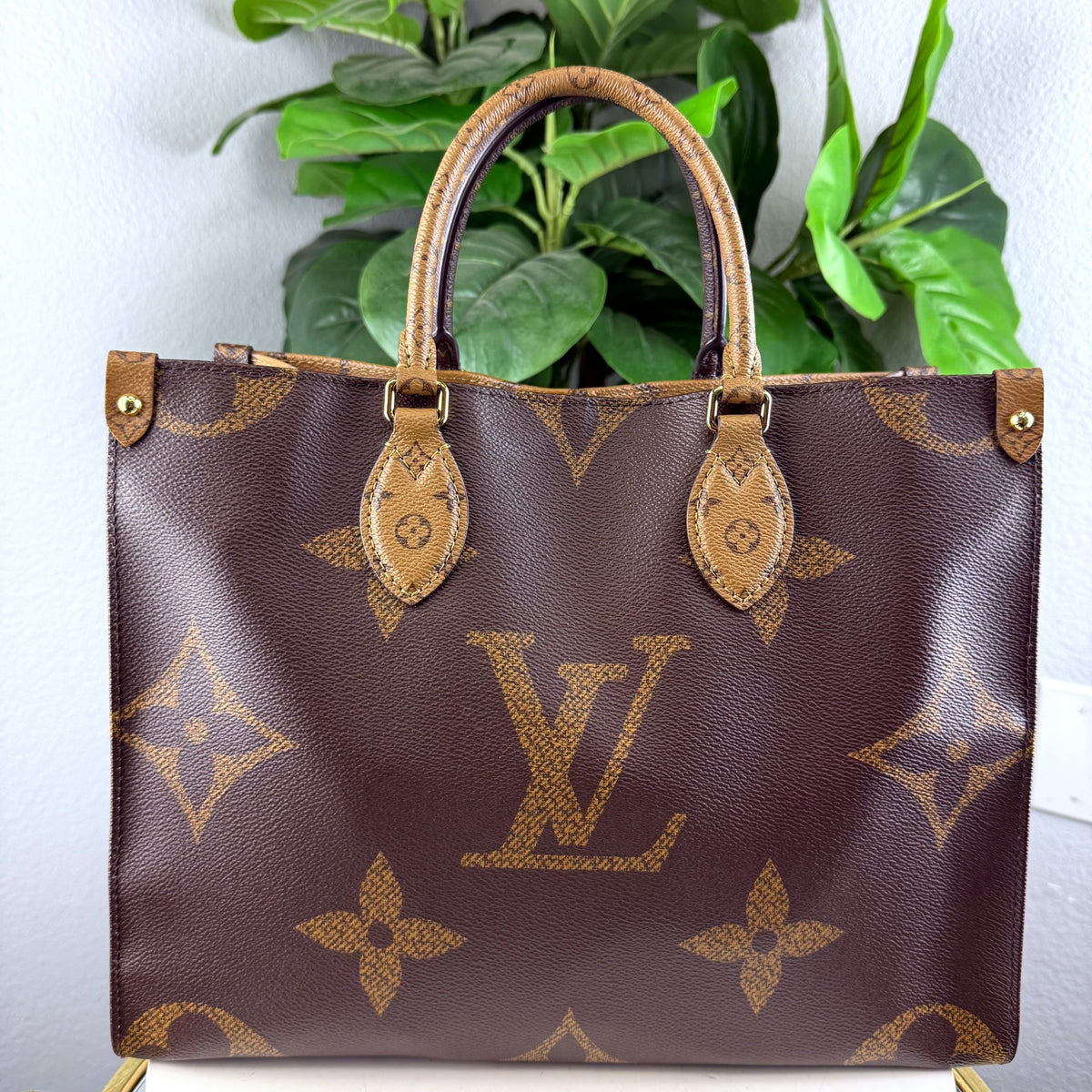 Authentic Louis Vuitton OnTheGo MM Monogram Giant Reverse Canvas Tote - 01_front.jpg