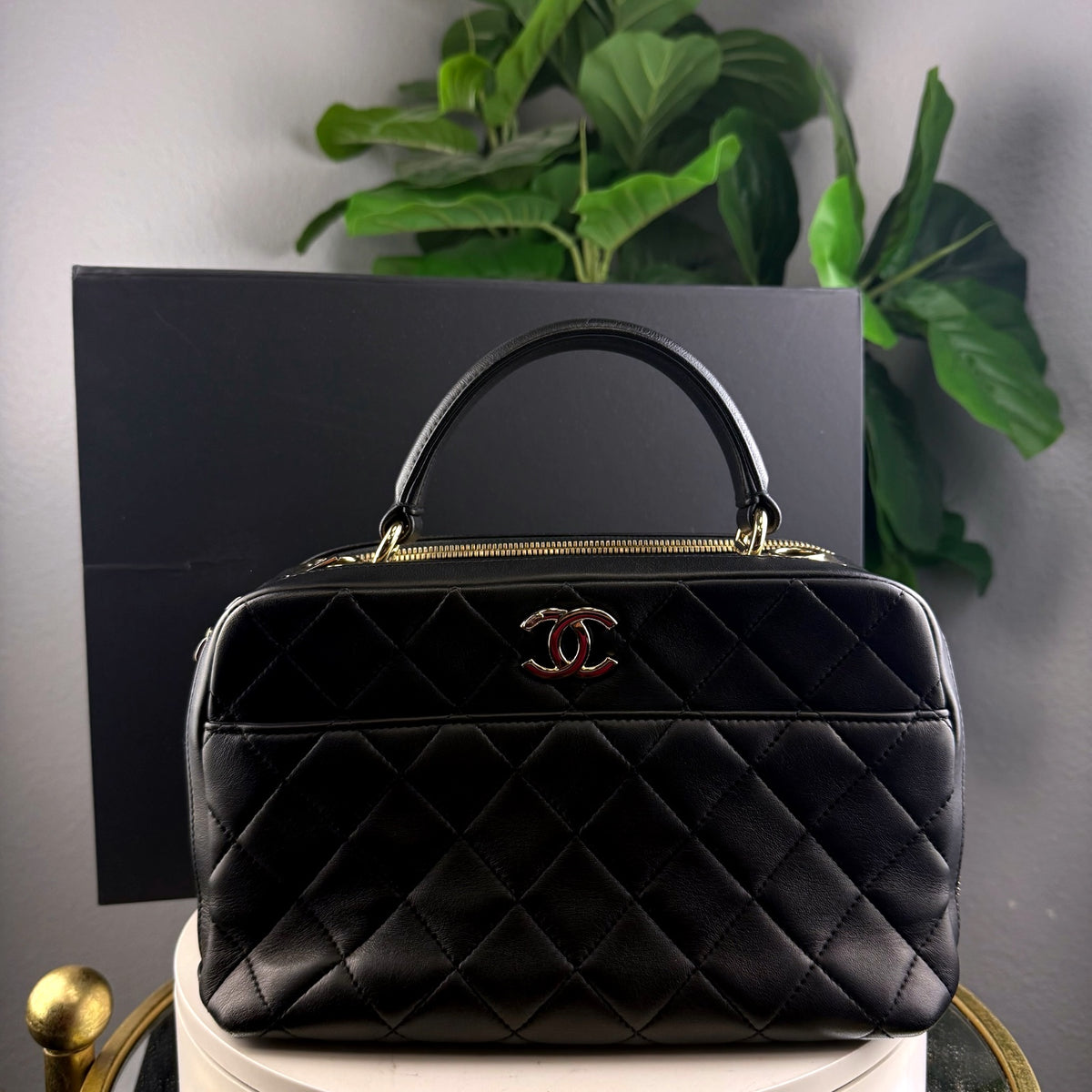 Authentic Chanel Black Quilted Lambskin Vanity Case with Top Handle - 01_front.jpg