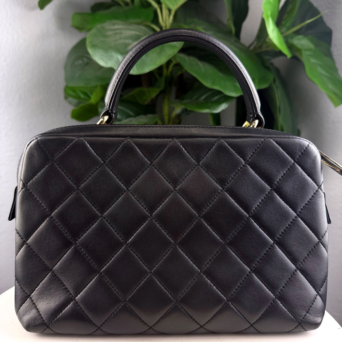 Authentic Chanel Black Quilted Lambskin Vanity Case with Top Handle - 02_back.jpg