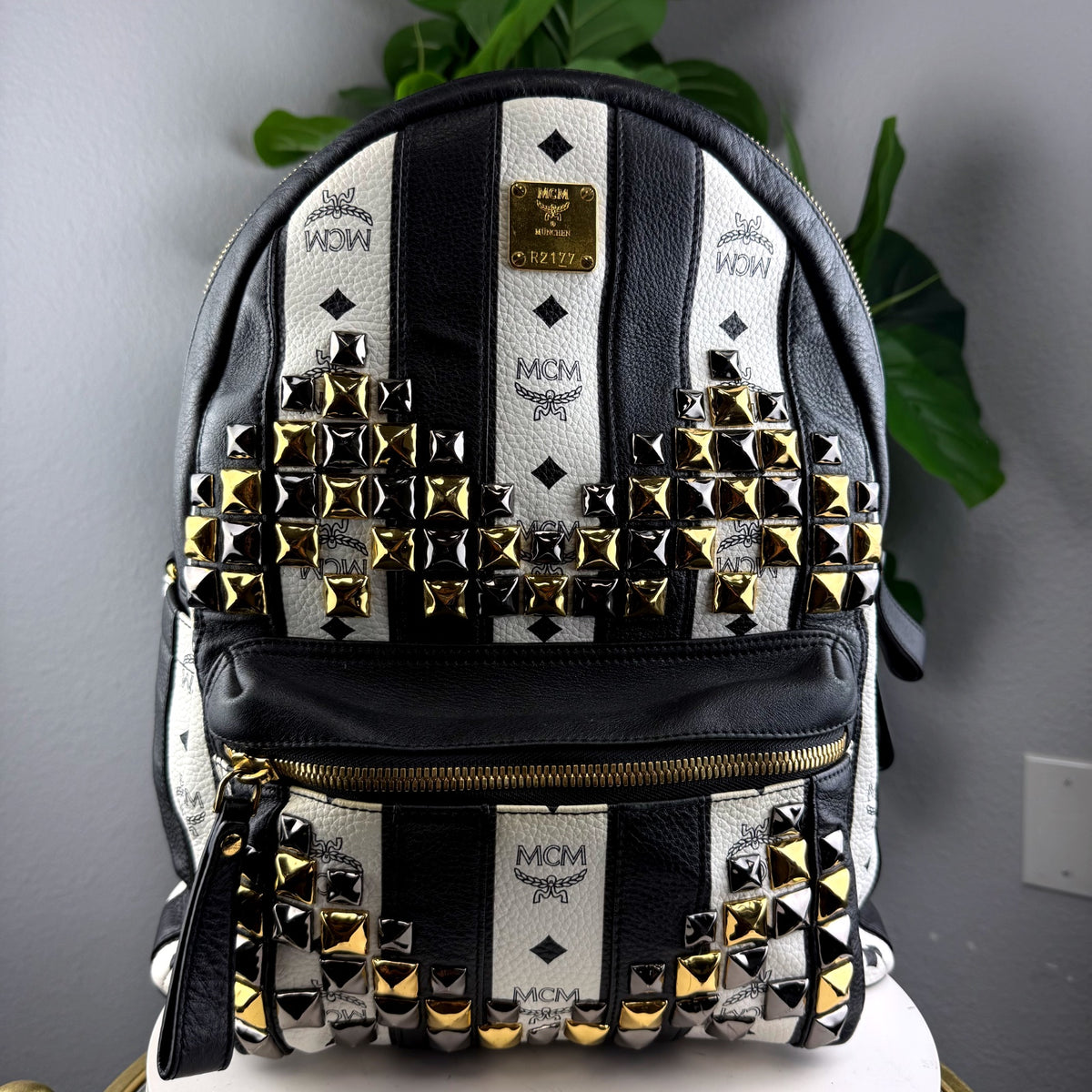Authentic MCM Stark Studded Visetos Backpack Black White Small - 01_front.jpg