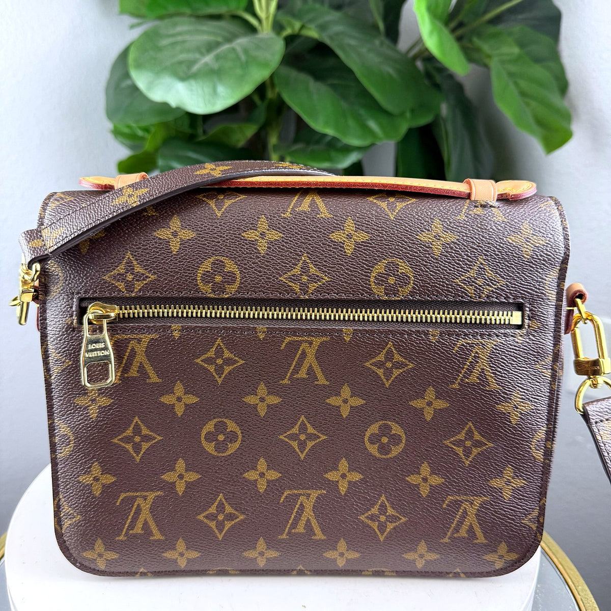 Authentic Louis Vuitton Pochette Metis Monogram Canvas Crossbody Bag - 02_photo.jpg