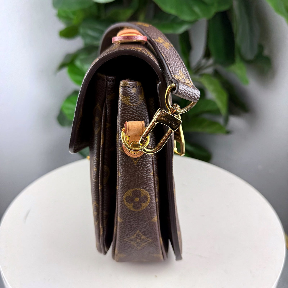 Authentic Louis Vuitton Pochette Metis Monogram Canvas Crossbody Bag - 04_sides.jpg