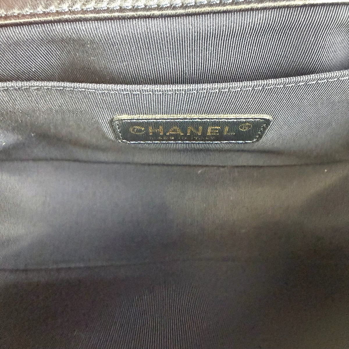 Authentic Chanel Boy Bag Medium Navy Blue Textured Leather Gold Hardware - 06_inside.jpg
