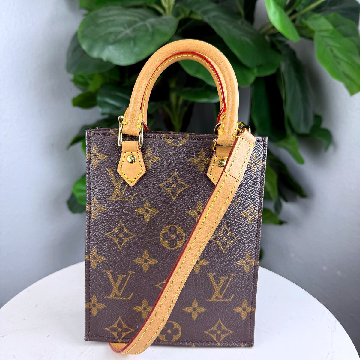 Authentic Louis Vuitton Sac Plat Monogram Canvas Phone Holder Crossbody - 01_photo.jpg