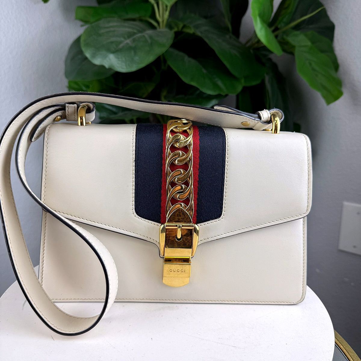 Authentic Gucci Sylvie Small White Leather Shoulder Bag with Chain - 01_photo.jpg