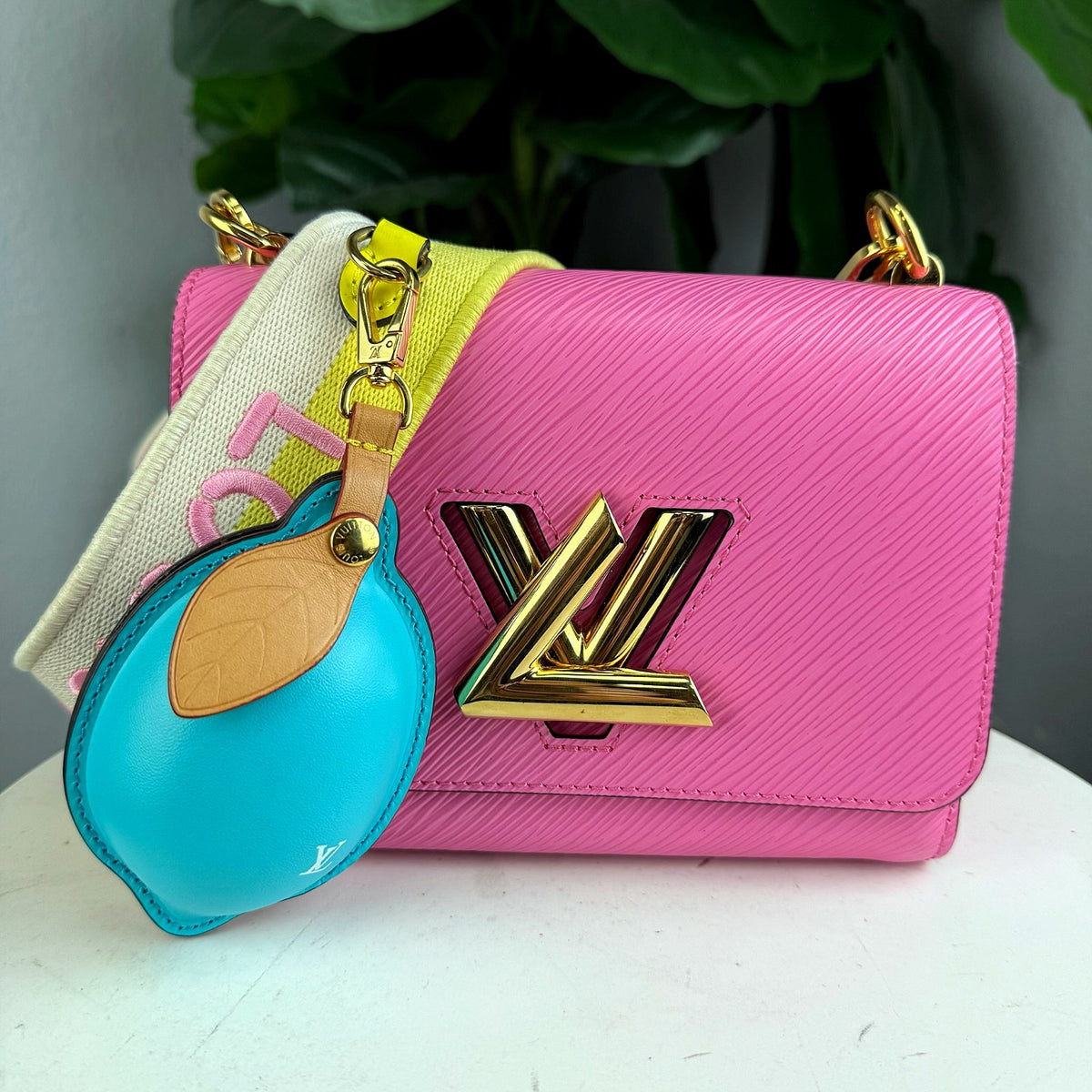 Authentic Louis Vuitton Twist MM Epi Leather Pink Crossbody Bag - 01_photo.jpg