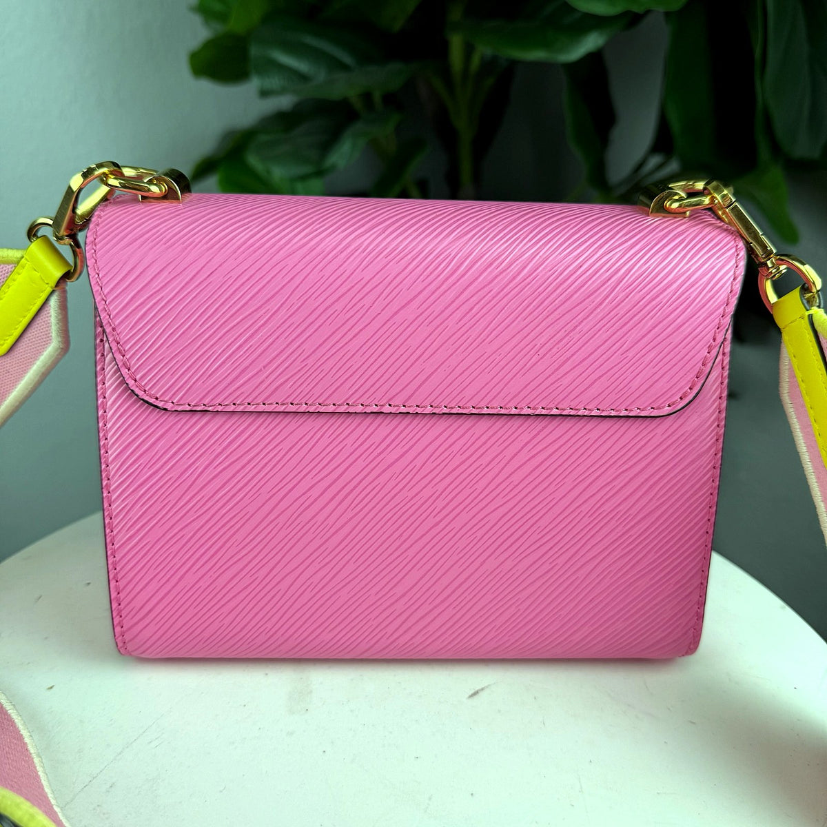 Authentic Louis Vuitton Twist MM Epi Leather Pink Crossbody Bag - 02_photo.jpg
