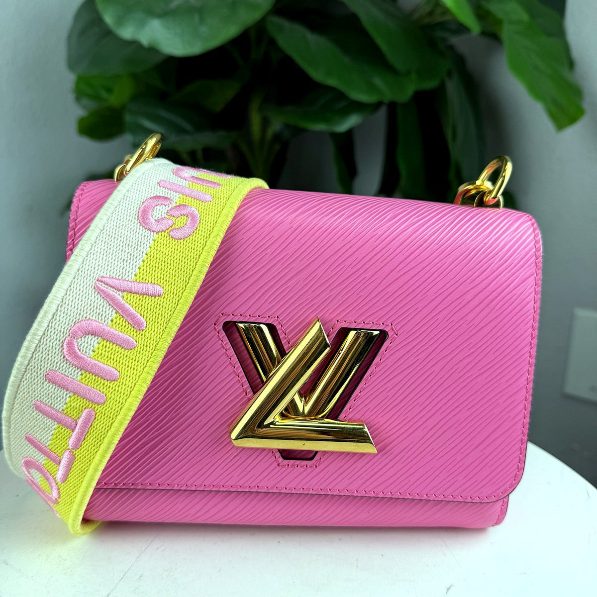 Authentic Louis Vuitton Twist MM Epi Leather Pink Crossbody Bag - 03_photo.jpg