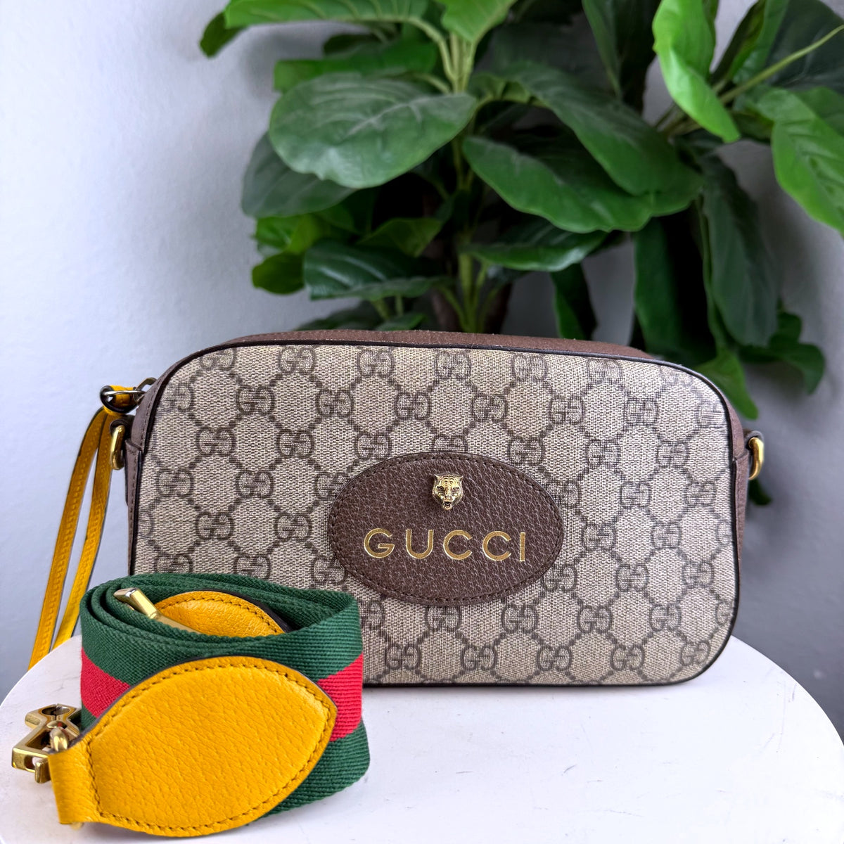 Authentic Gucci Neo Vintage Small Messenger GG Supreme Canvas Beige Crossbody Bag - 01_front.jpg