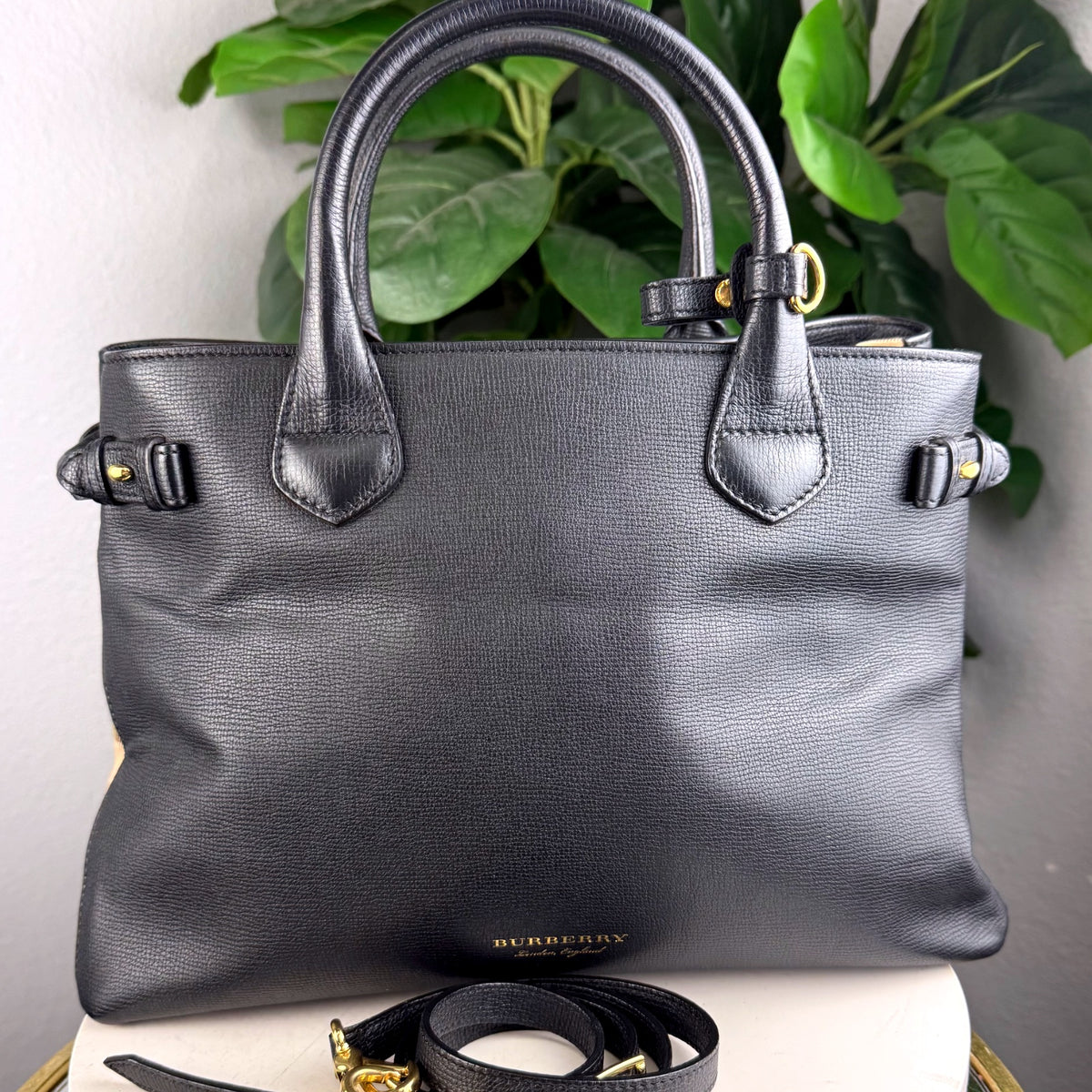 Authentic Burberry Banner Medium Leather Tote Black with Strap - 01_front.jpg