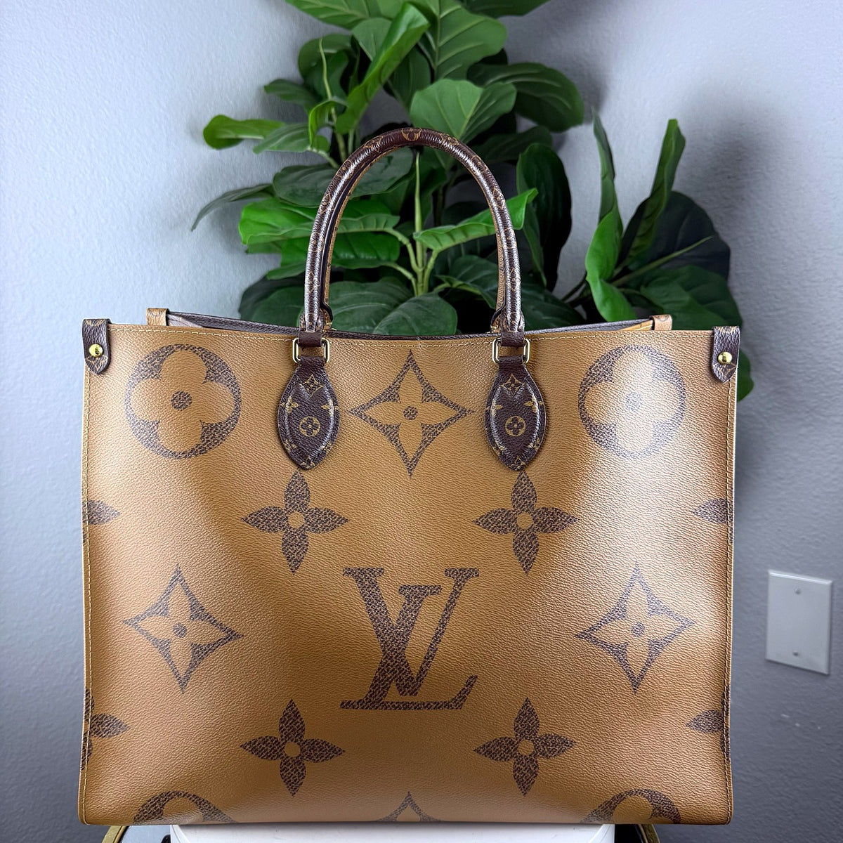 Authentic Louis Vuitton OnTheGo MM Giant Monogram Canvas Tote Bag - 01_photo.jpg