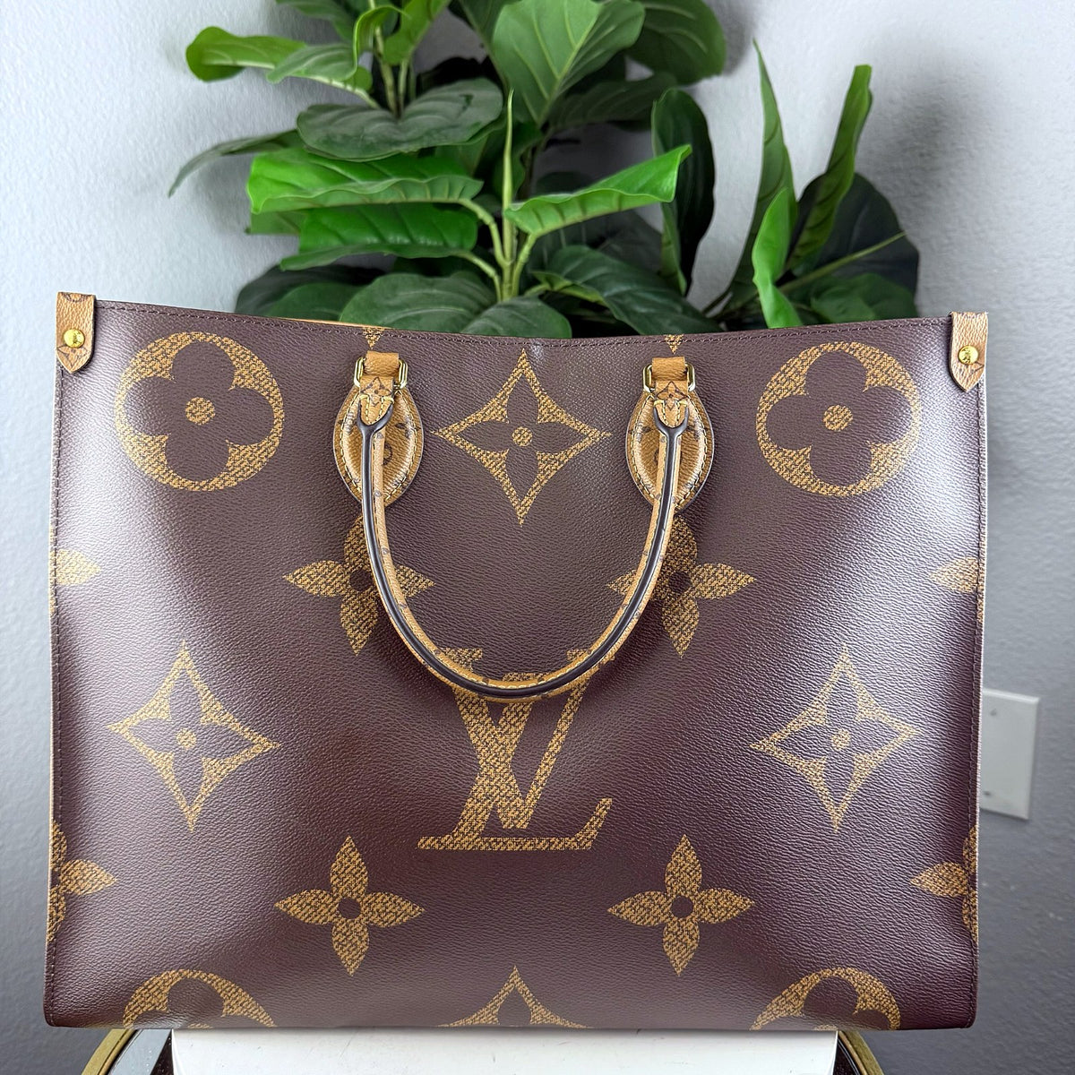 Authentic Louis Vuitton OnTheGo MM Giant Monogram Canvas Tote Bag - 02_photo.jpg