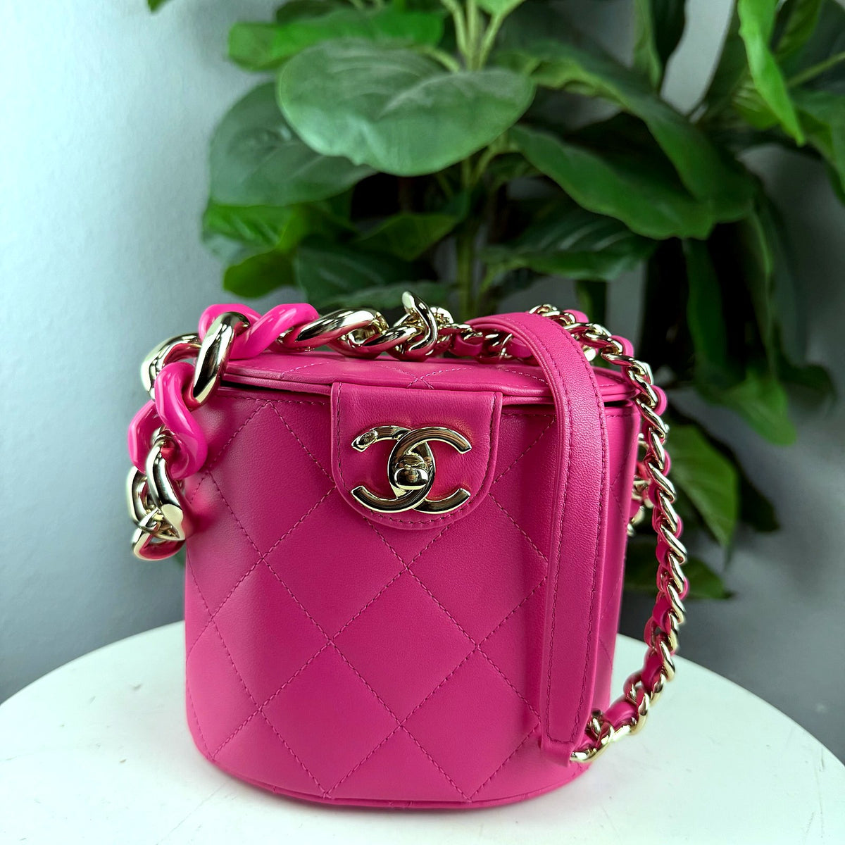 Authentic Chanel Pink Lambskin Quilted CC Vanity Case with Chain Strap - 01_photo.jpg