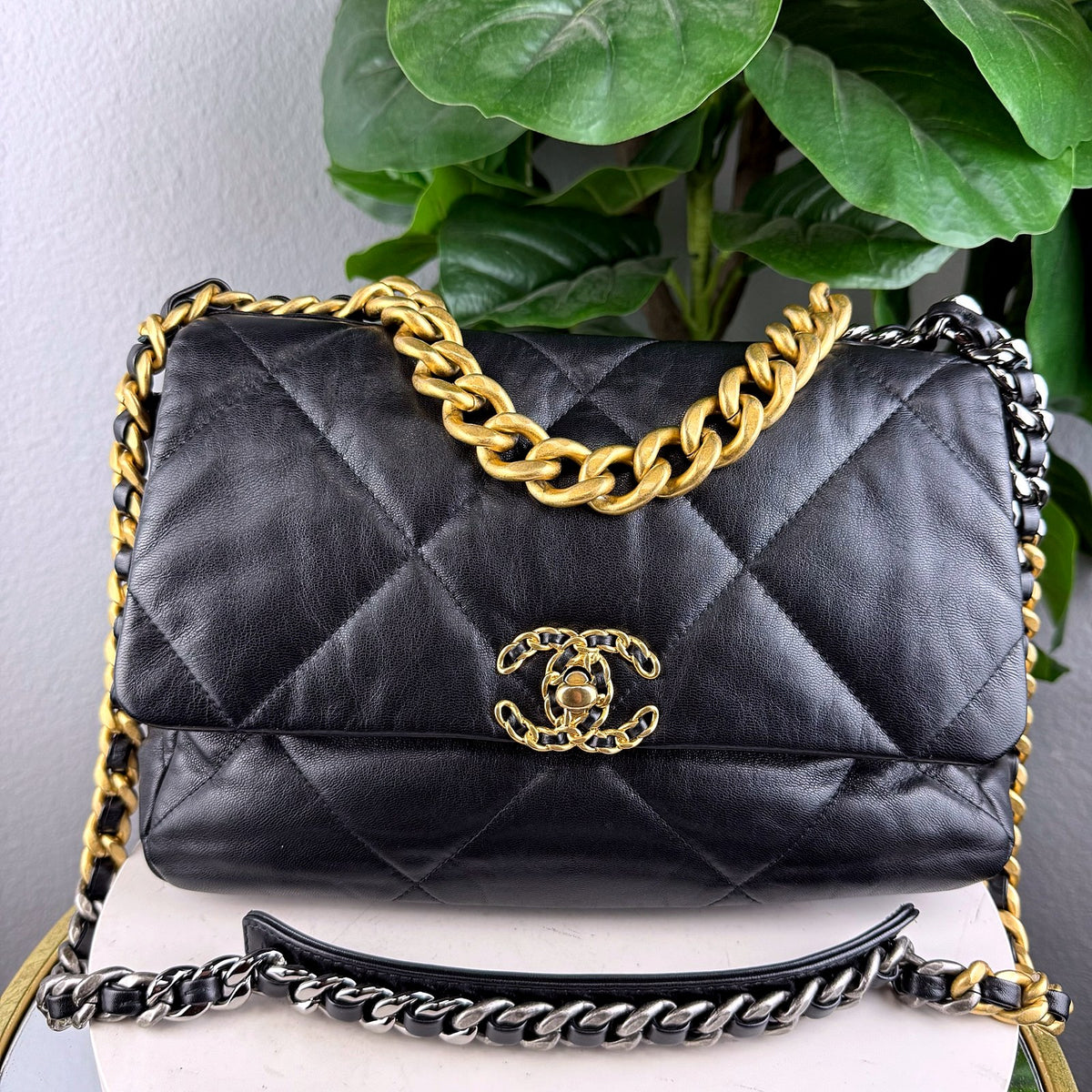 Authentic Chanel 19 Flap Bag Black Quilted Lambskin Gold Hardware - 01_photo.jpg