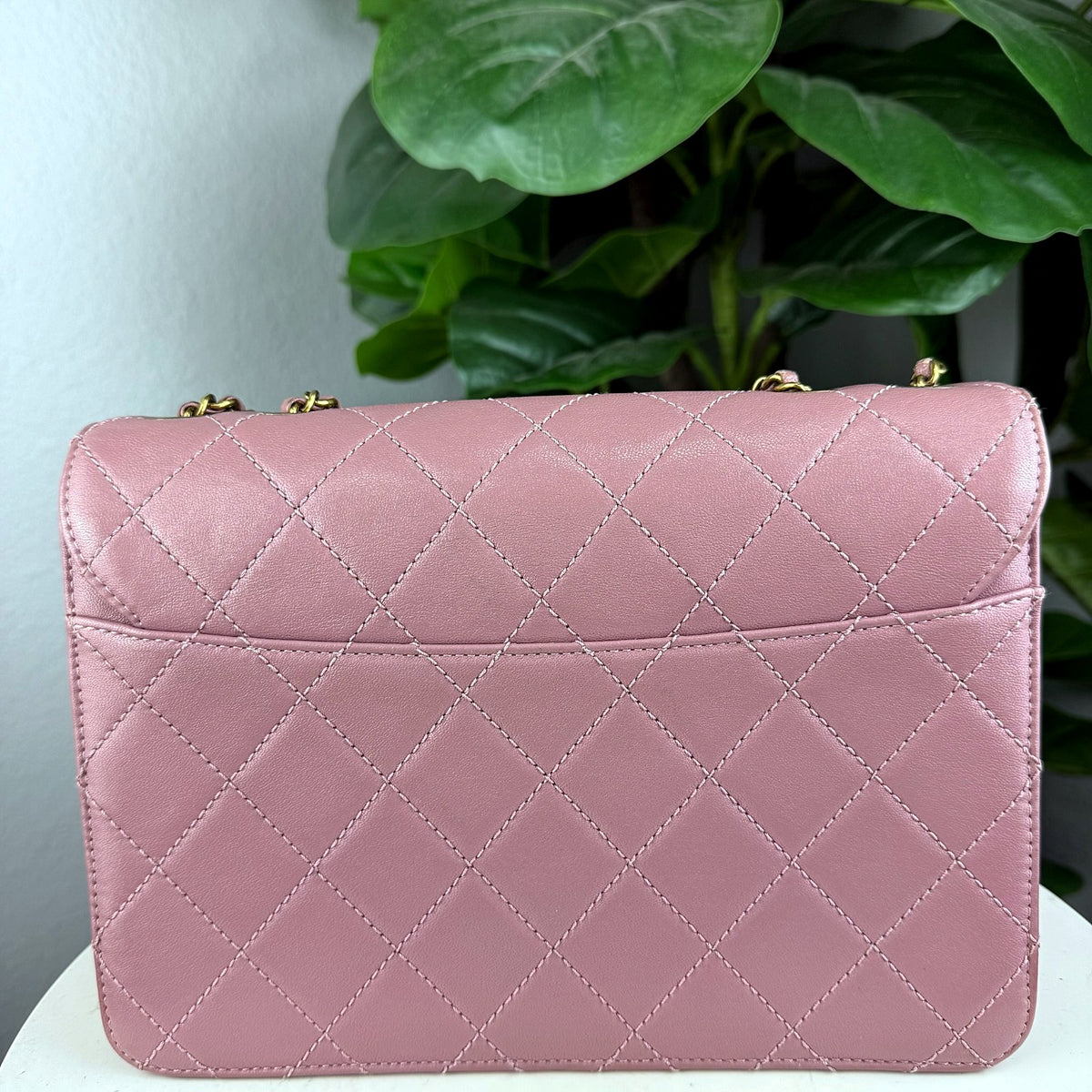 Authentic Chanel Golden Class Flap Bag Pink Quilted Leather Medium - 02_photo.jpg