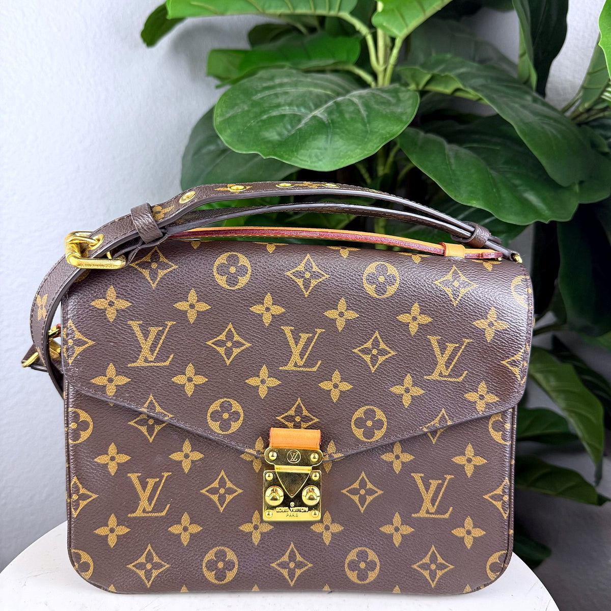 Authentic Louis Vuitton Pochette Métis Monogram Canvas Crossbody Bag - 01_photo.jpg