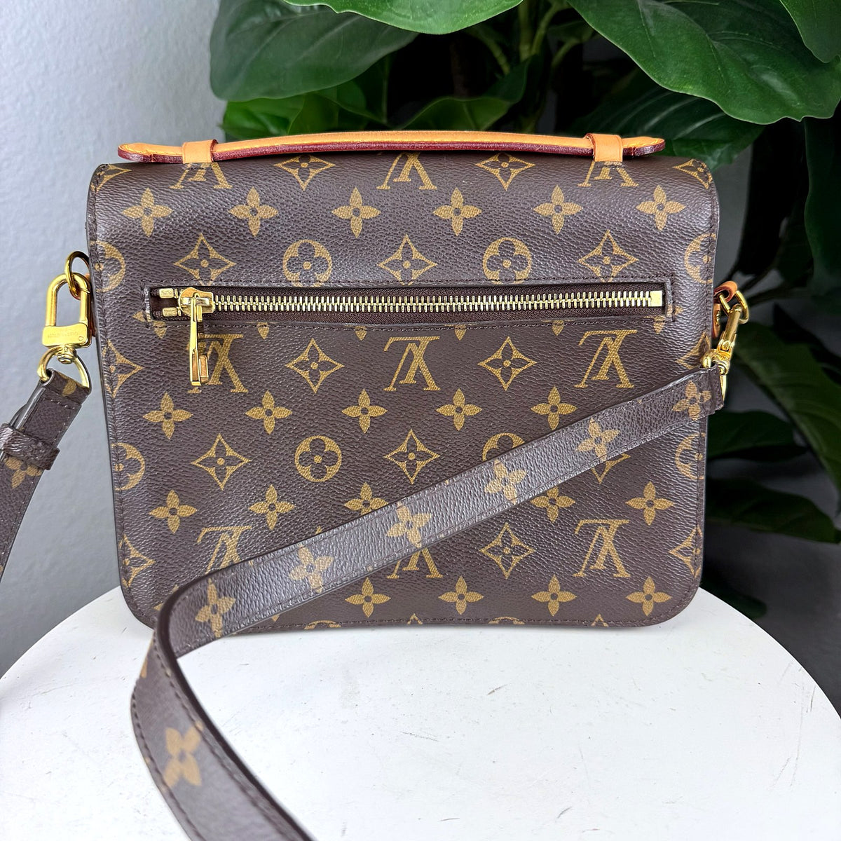 Authentic Louis Vuitton Pochette Métis Monogram Canvas Crossbody Bag - 02_photo.jpg